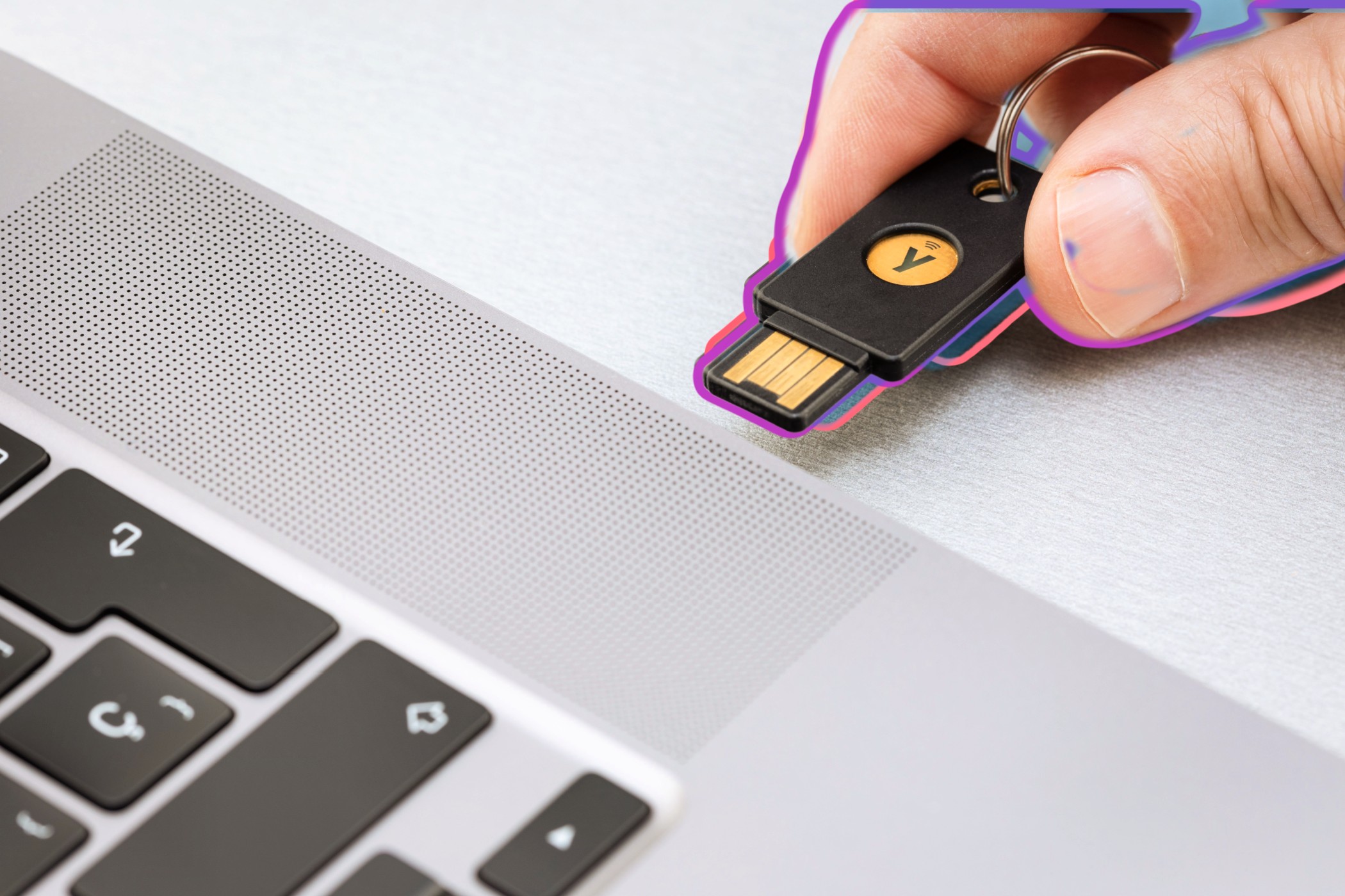 Người dùng cắm khóa bảo mật vật lý Yubico vào cổng USB của laptop