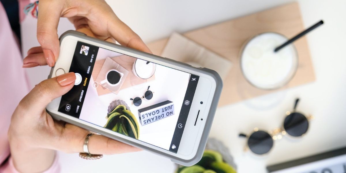 Người dùng chụp ảnh ly sữa và cà phê bằng iPhone