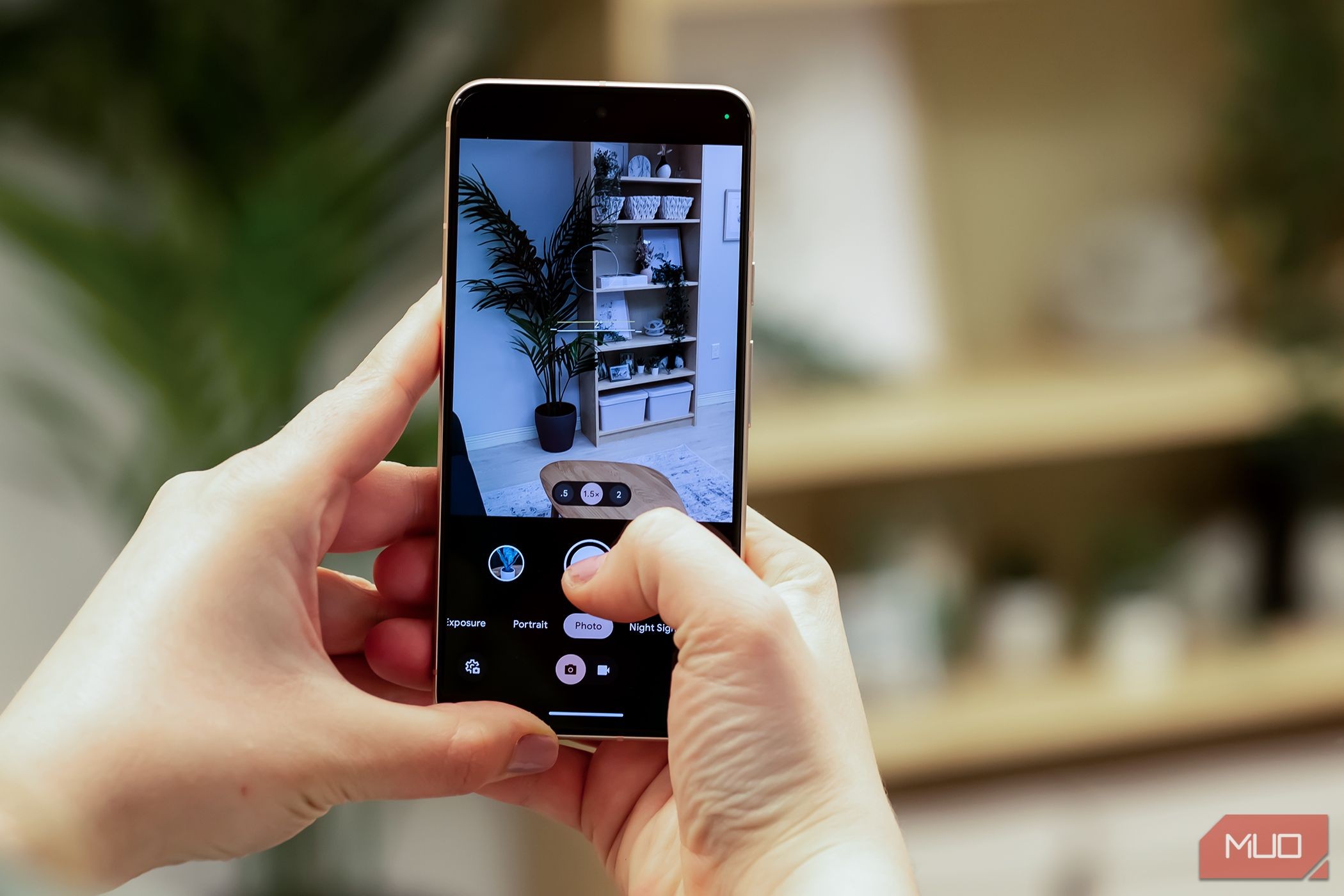 Người dùng chụp ảnh với Google Pixel 8