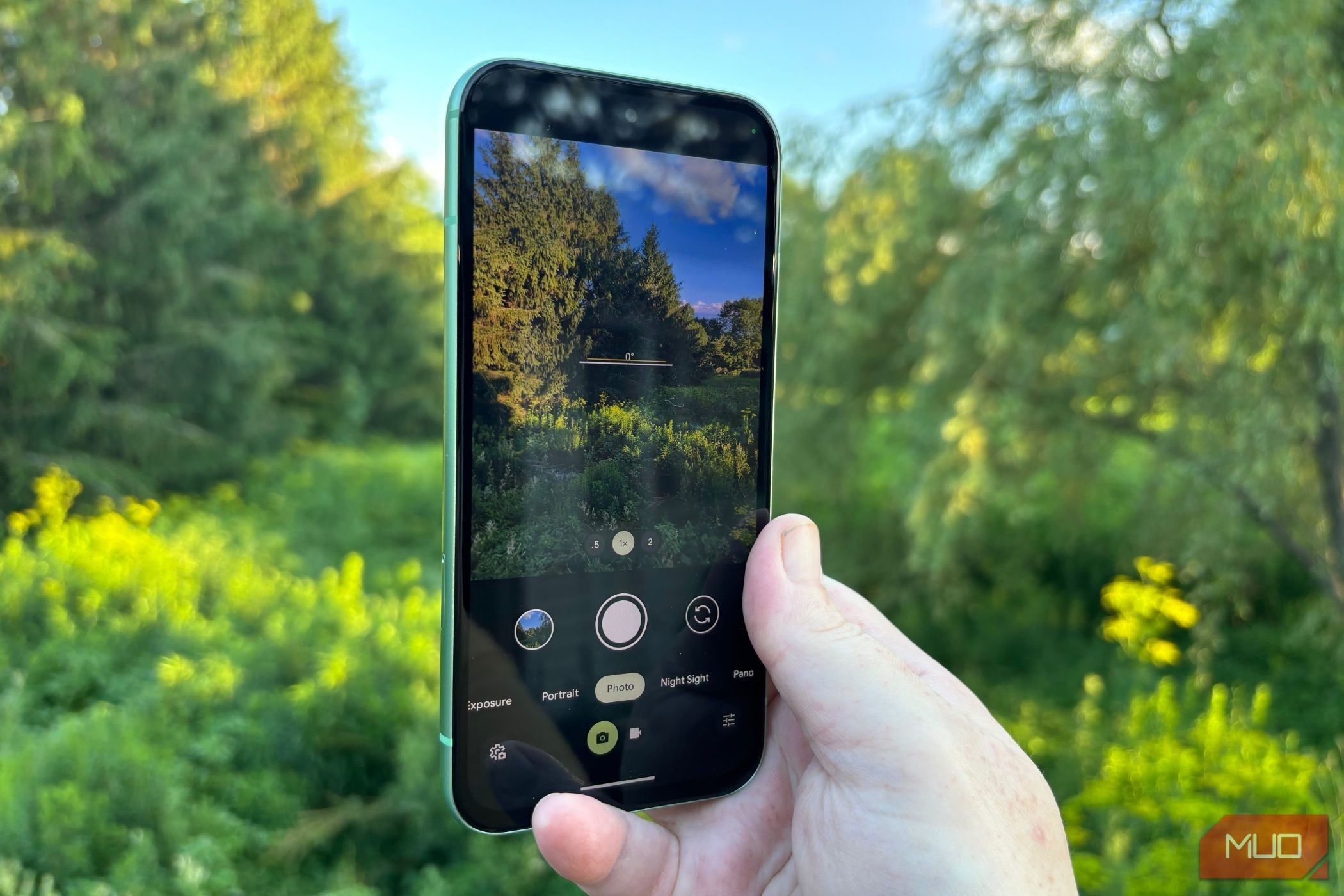 Người dùng chụp ảnh với Google Pixel 8a