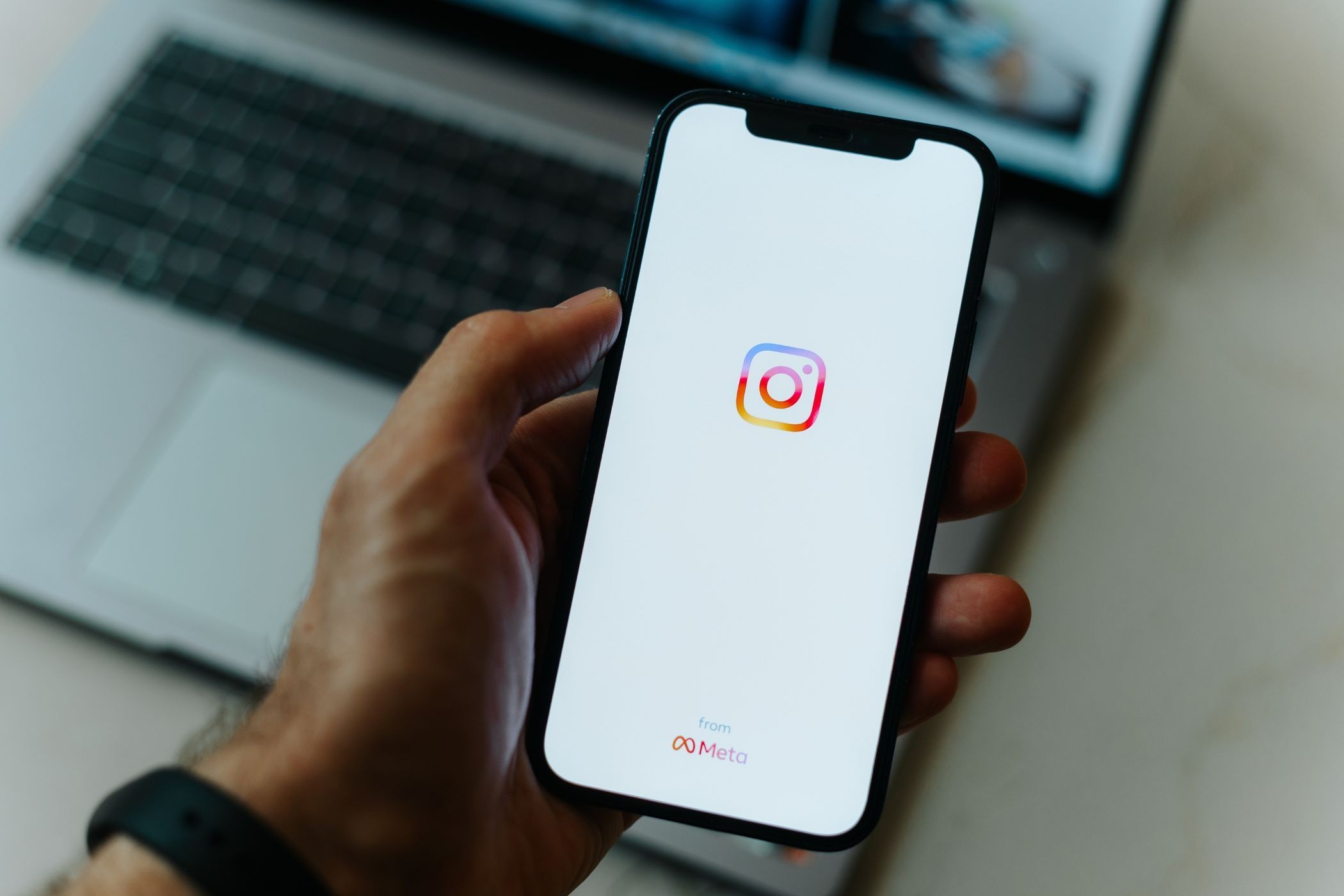 Người dùng đang cầm điện thoại với ứng dụng Instagram trên màn hình