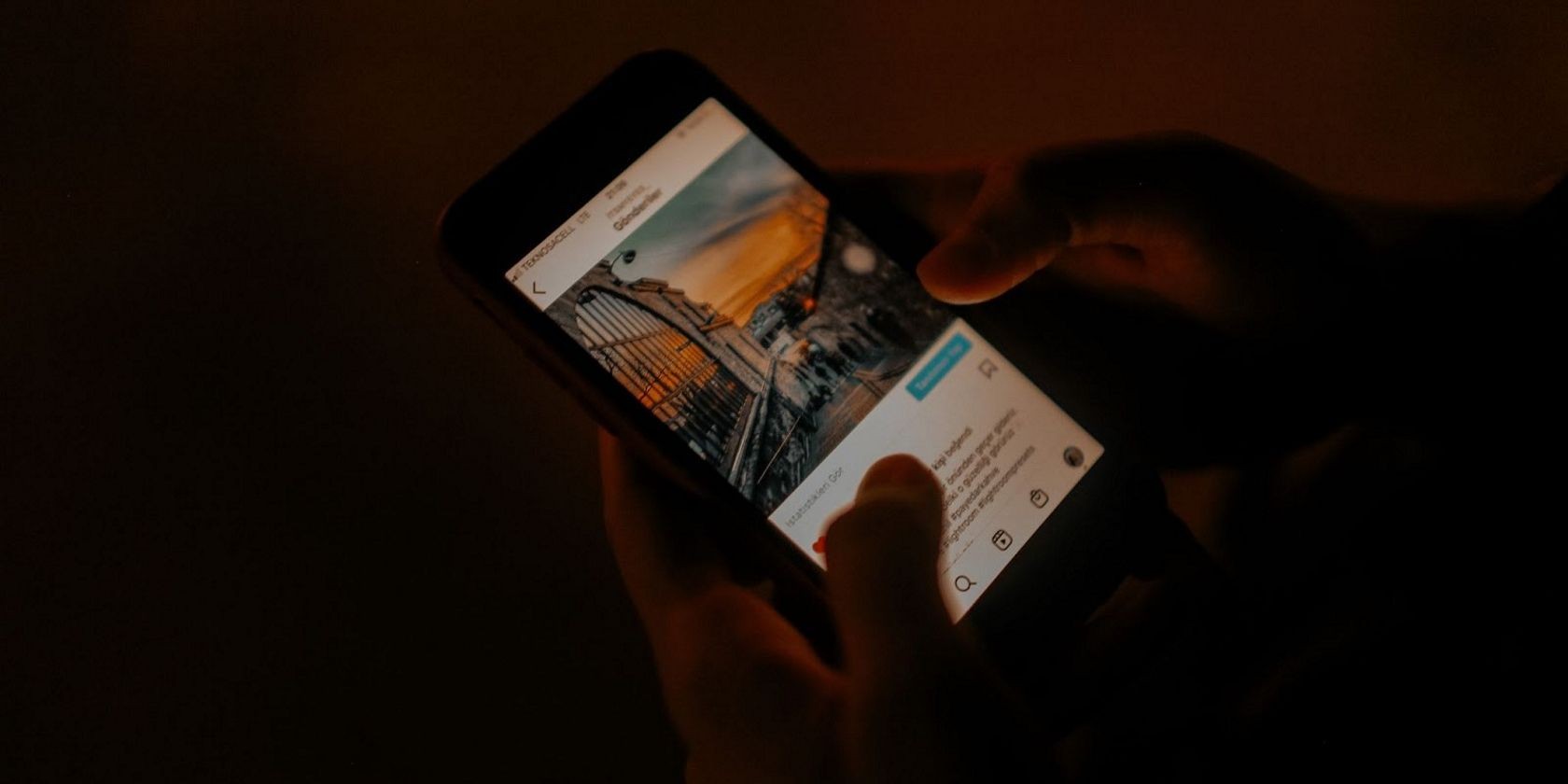 Người dùng đang duyệt web trên thiết bị di động