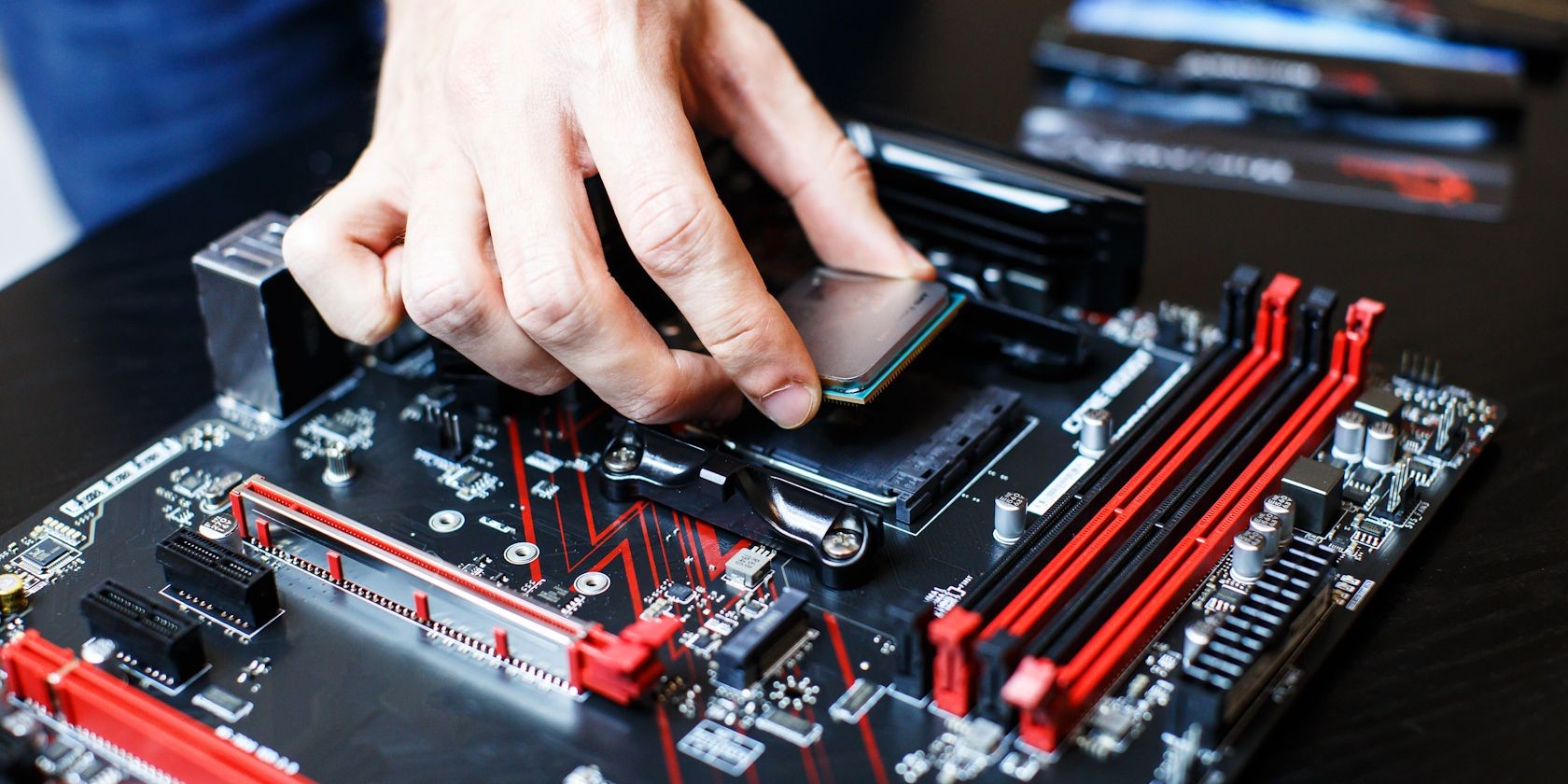 Người dùng đang lắp CPU vào khe trên bo mạch chủ