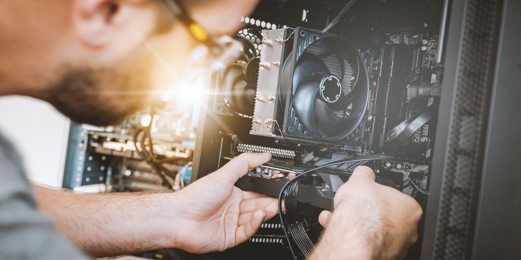 Người dùng đang nâng cấp thành phần PC