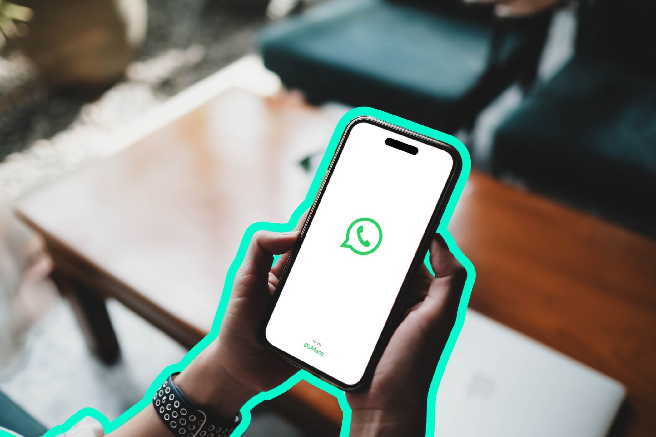 Người dùng đang sử dụng WhatsApp trên điện thoại thông minh với đường viền màu xanh