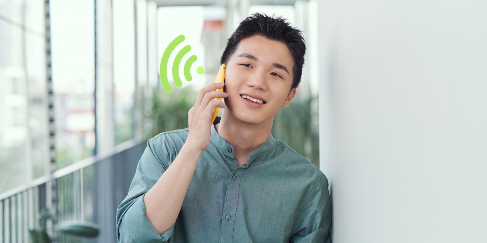 Người dùng điện thoại ngoài trời với biểu tượng Wi-Fi màu xanh lan tỏa từ điện thoại