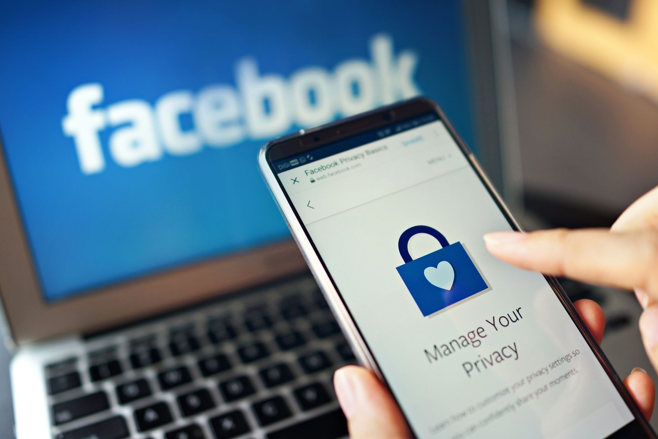 Người dùng điều chỉnh tùy chọn quản lý quyền riêng tư trên Facebook bằng điện thoại thông minh.