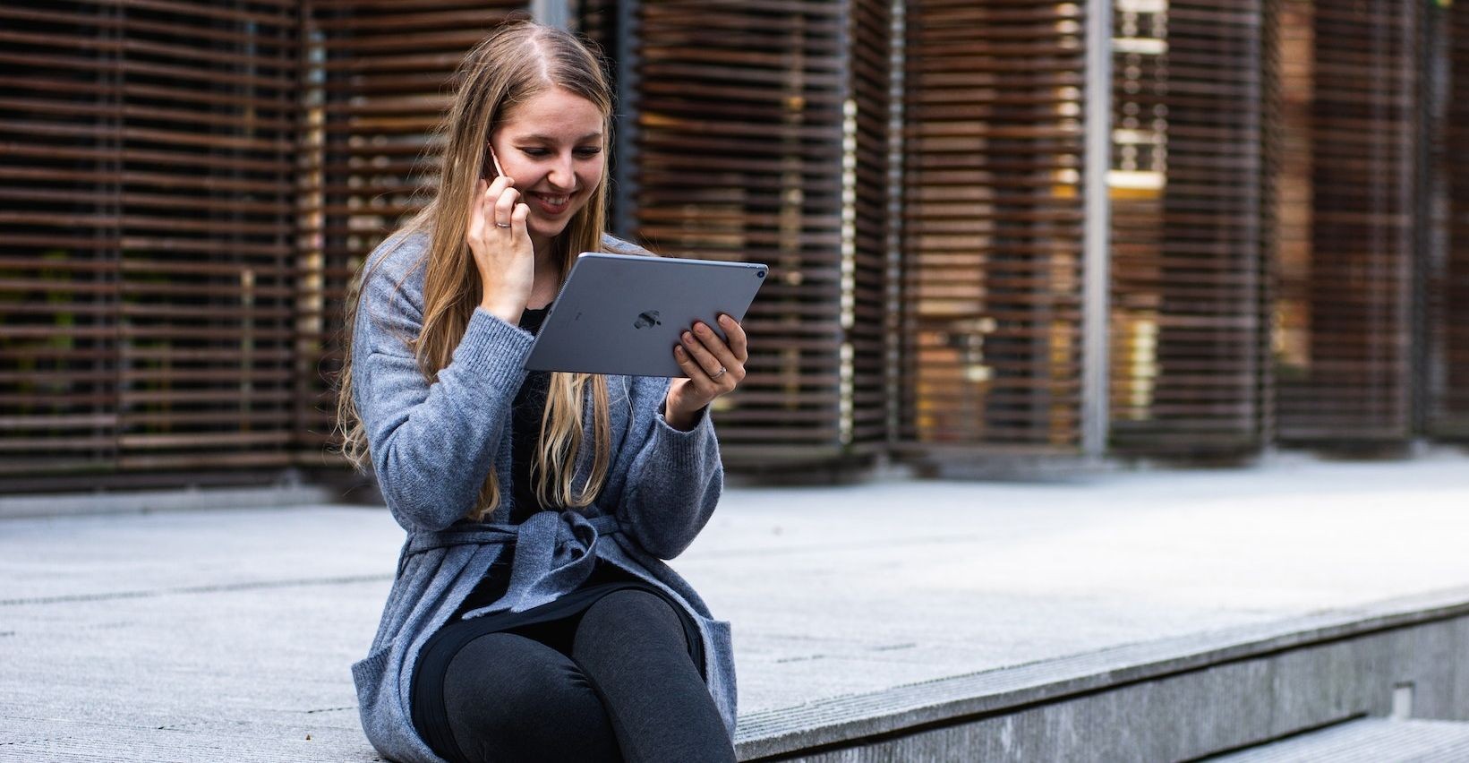 Người dùng iPad ngoài trời