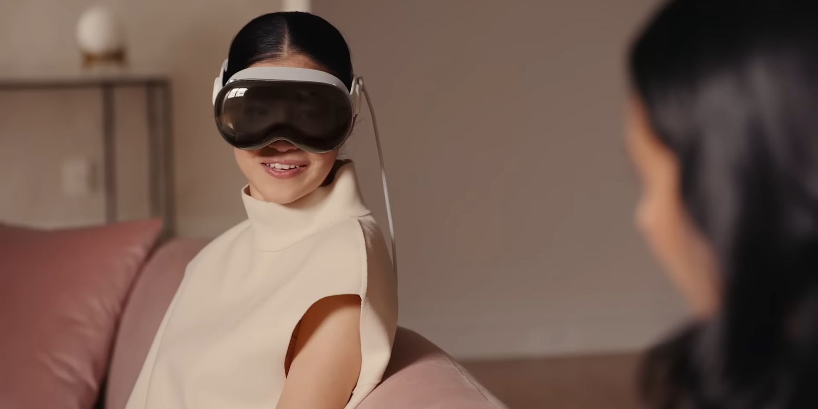 Người dùng kính Apple Vision Pro đang trò chuyện