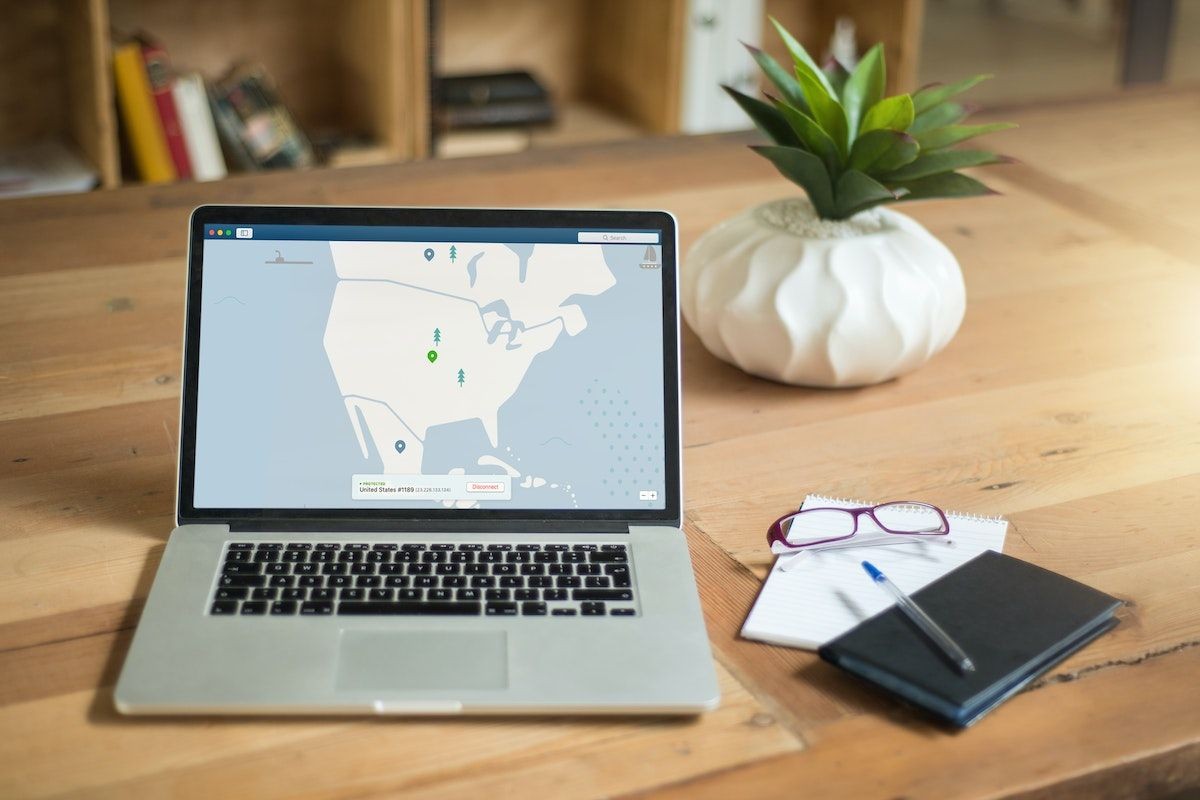 Người dùng MacBook Pro kết nối với máy chủ VPN ở Mỹ