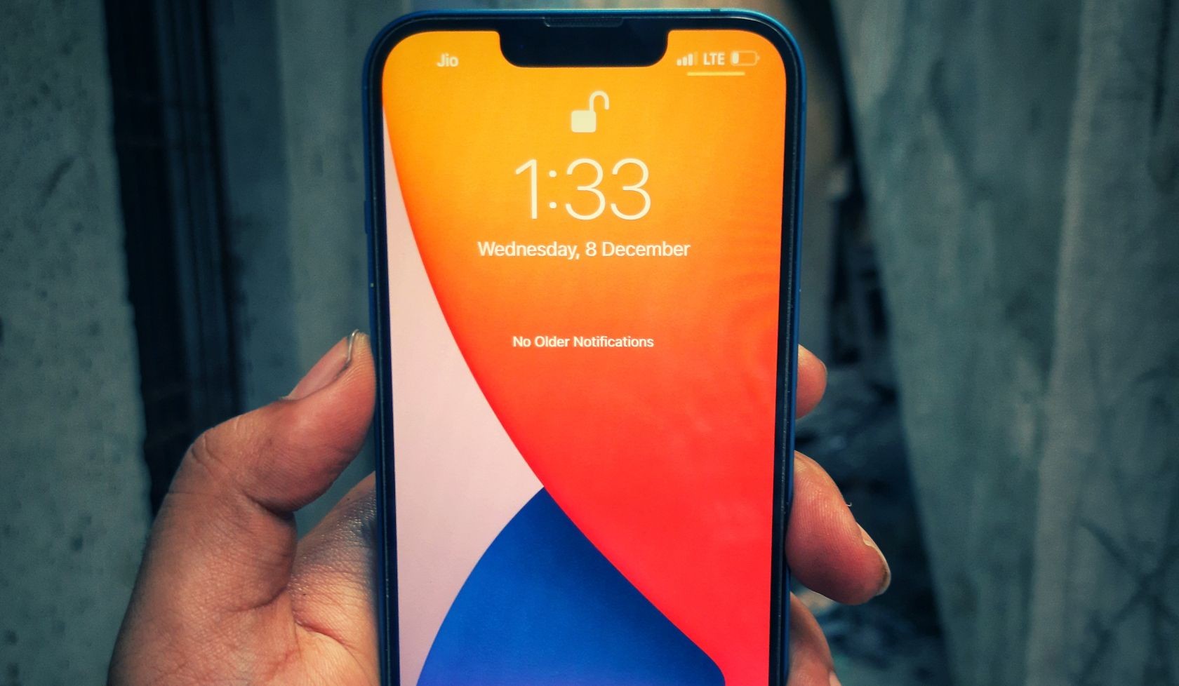 Người dùng mở khóa iPhone bằng Face ID