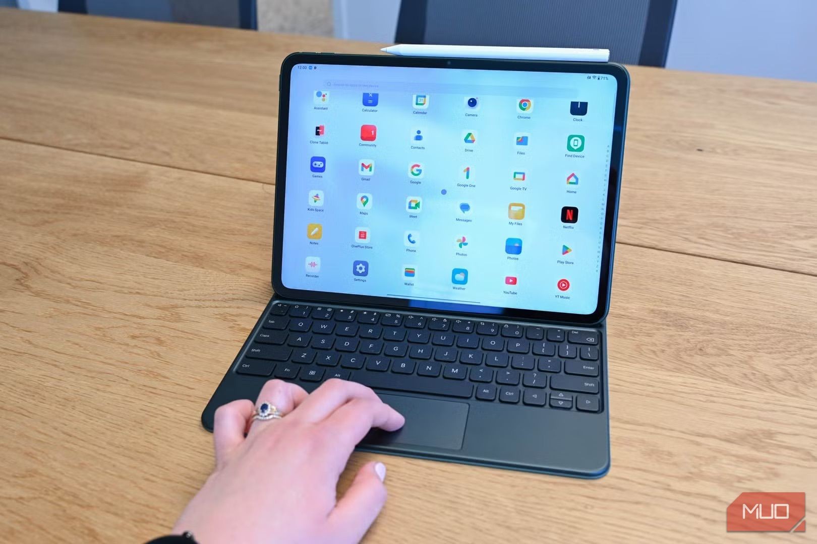 Người dùng sử dụng bàn phím cảm ứng trên bàn phím từ tính của OnePlus Pad