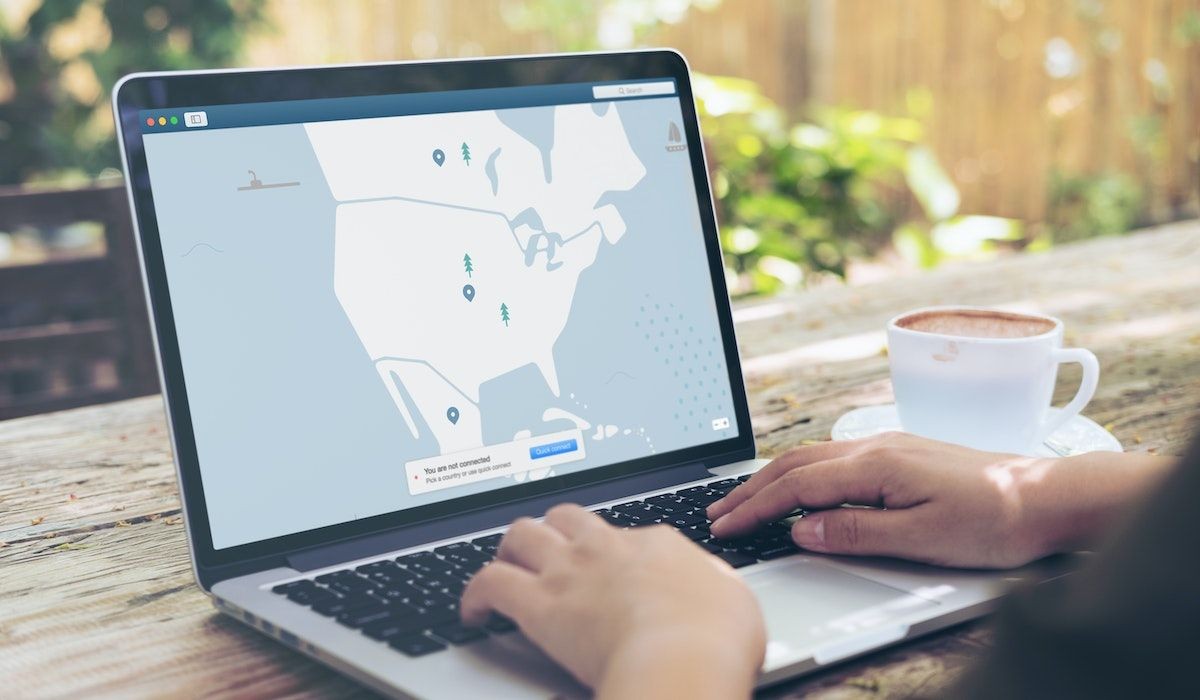 Người dùng sử dụng VPN trên máy tính xách tay Windows