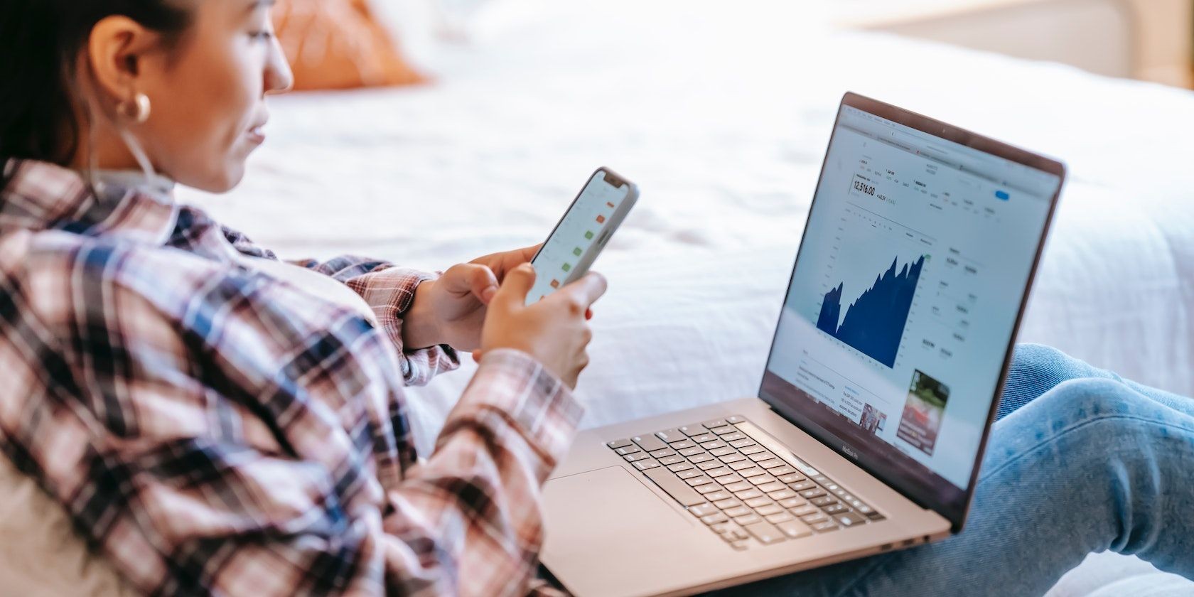 Người dùng với iPhone và MacBook