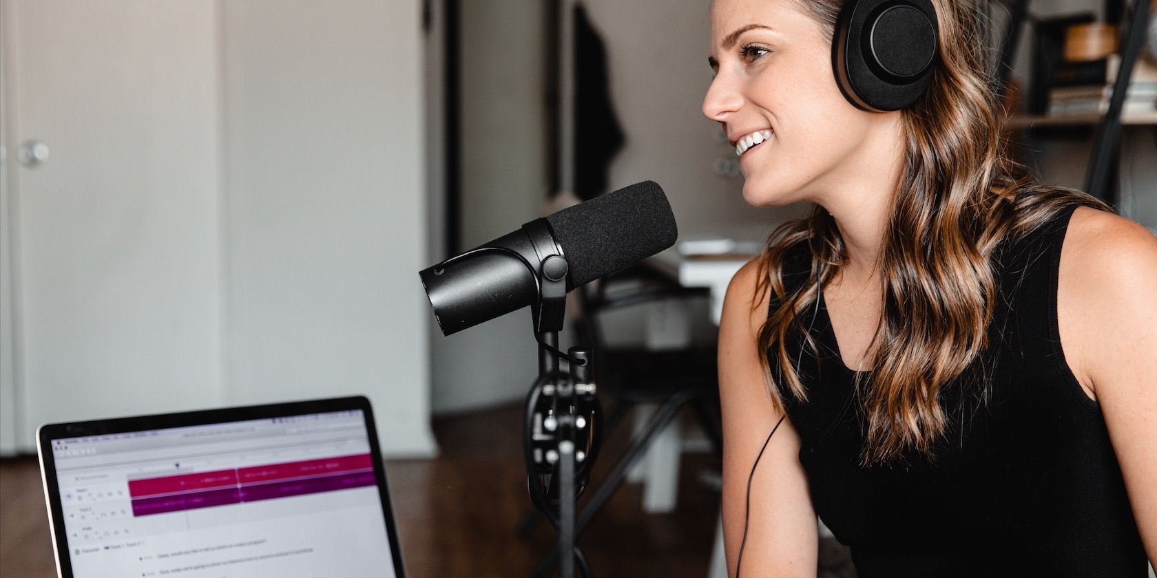 Người phụ nữ đang ghi âm podcast