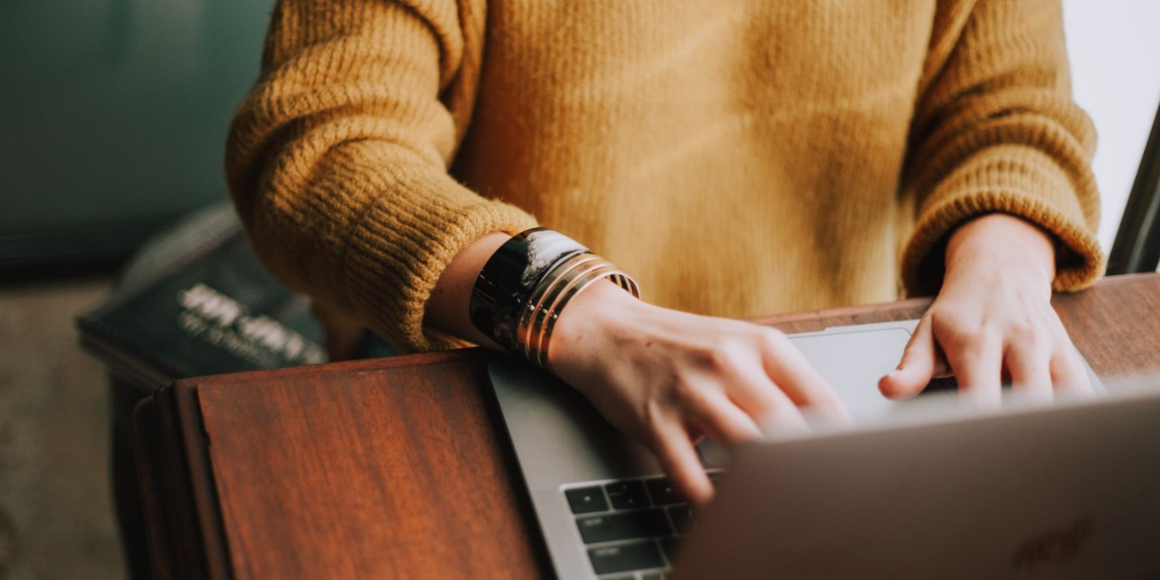 Người phụ nữ đang gõ phím trên laptop