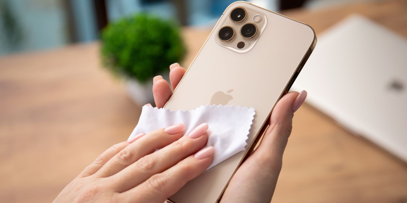 Người phụ nữ đang lau chùi Iphone bằng khăn vi sợi