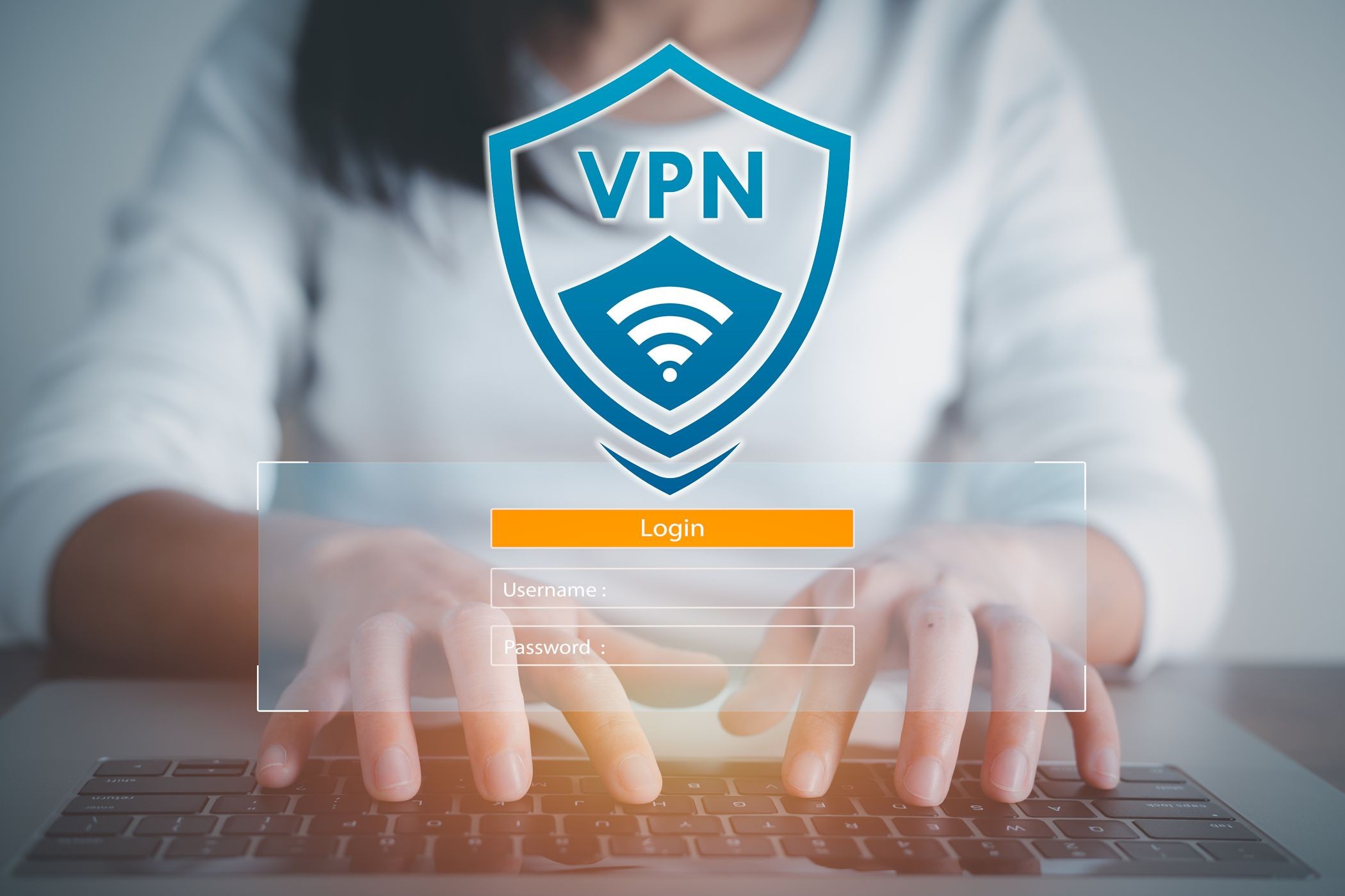 Người phụ nữ đang sử dụng máy tính xách tay để đăng nhập vào VPN