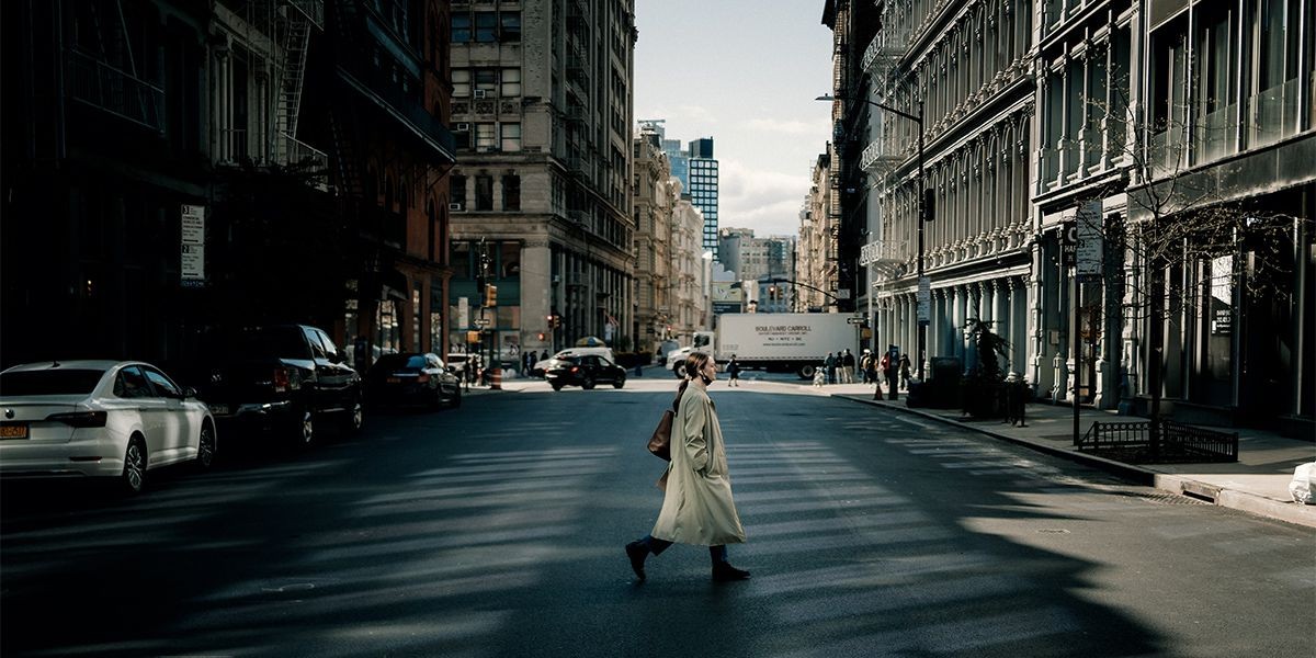 Người phụ nữ đi bộ ở New York