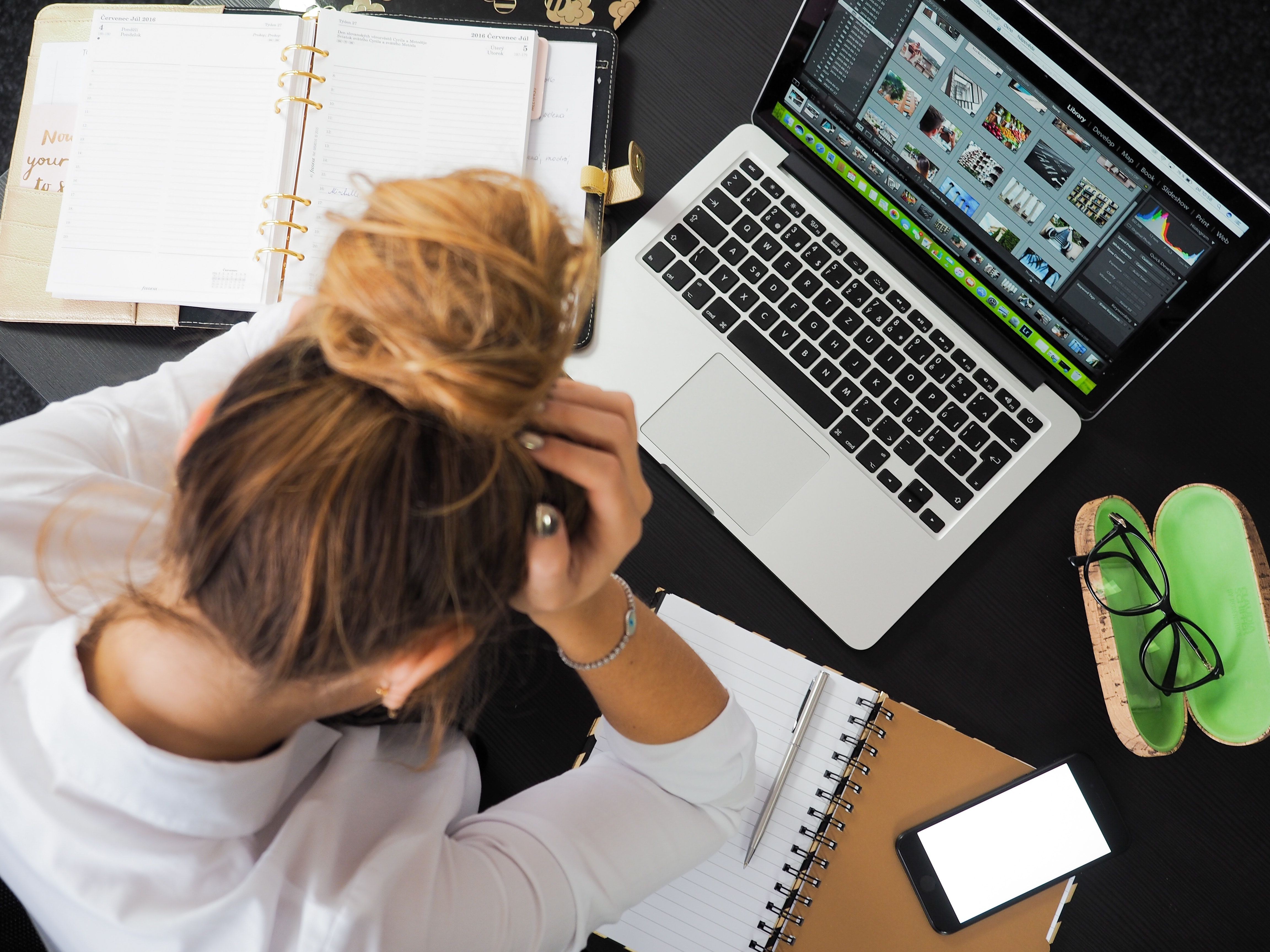 Người phụ nữ ôm đầu khi laptop chạy