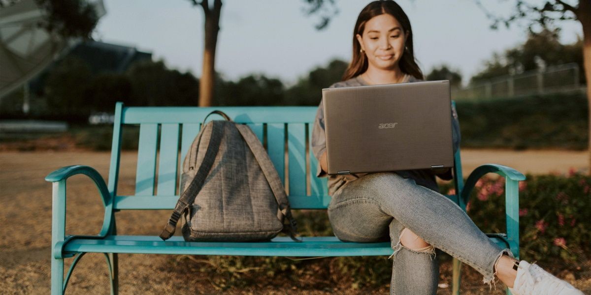 Người phụ nữ sử dụng máy tính Windows