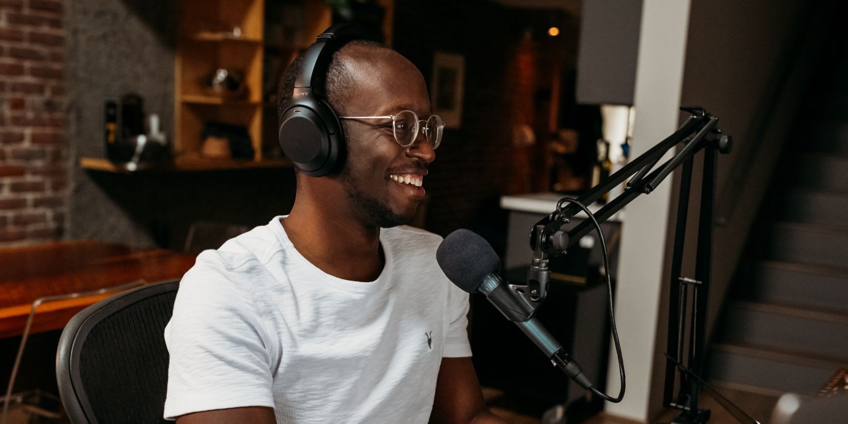 Người podcasting trong phòng thu