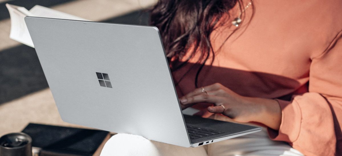 Người sử dụng máy tính Windows đặt trên đùi
