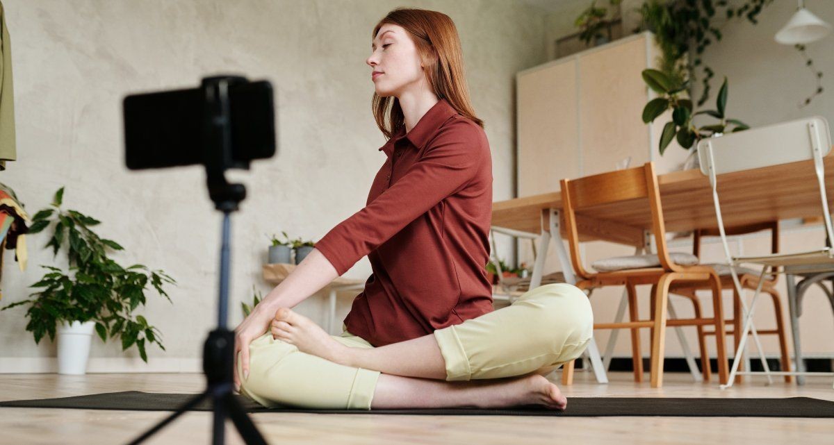 Người tập yoga đang quay phim