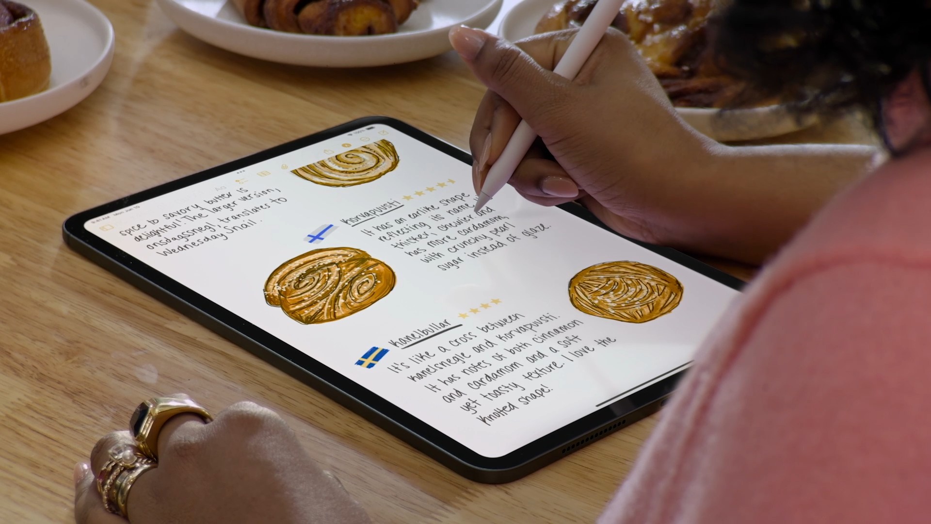 Người viết trên iPad với Apple Pencil