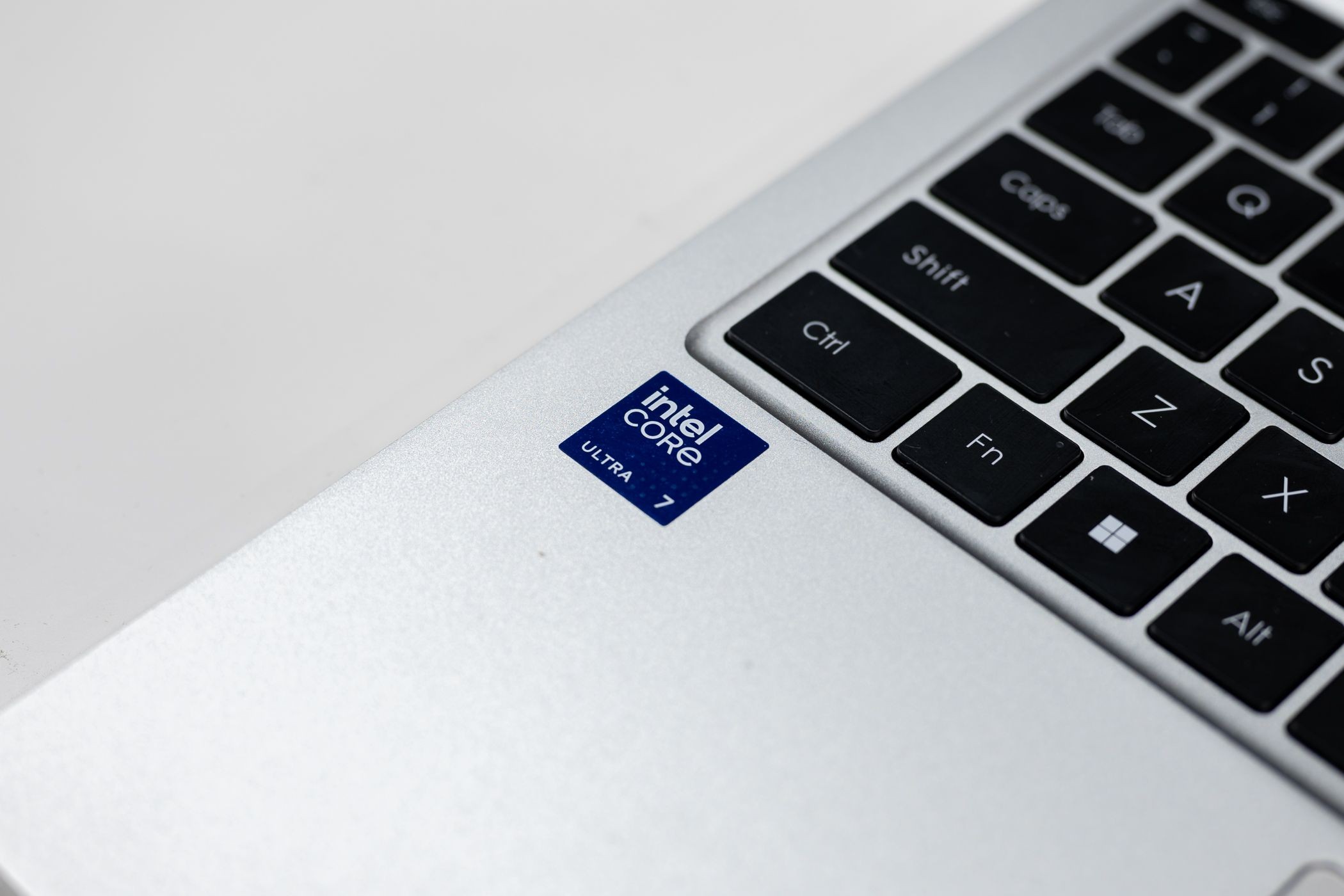 Nhãn Intel Core Ultra 7 trên Tecno Megabook T16 Pro