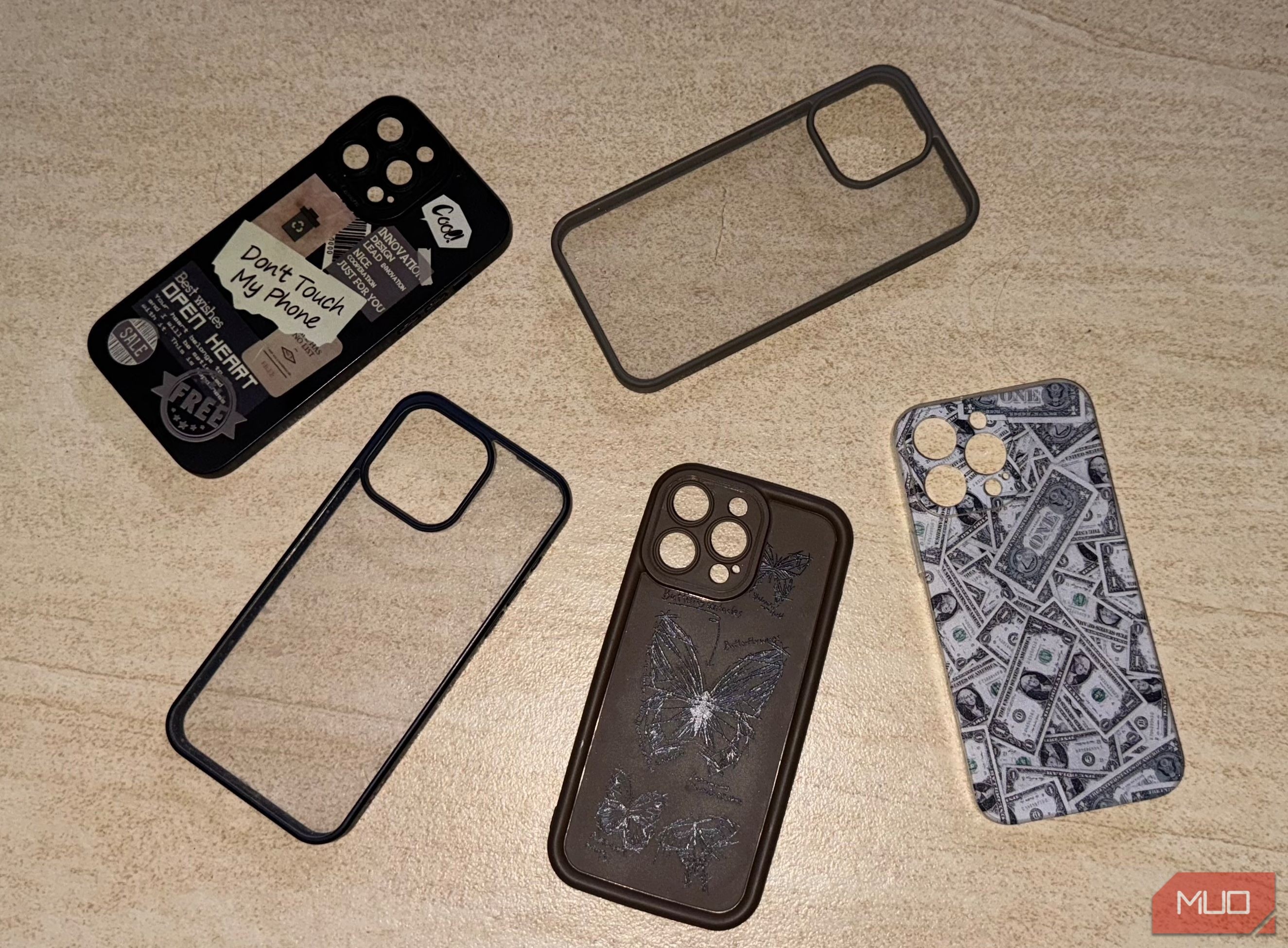 Nhiều ốp lưng iPhone 15 Pro Max trên sàn nhà