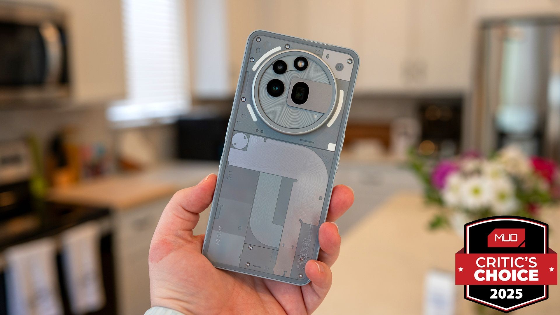 Nothing Phone (3a) Pro trong tay với giải thưởng.