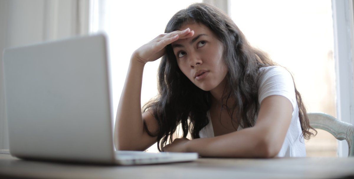 Nữ freelancer trẻ tức giận khi sử dụng máy tính tại nhà