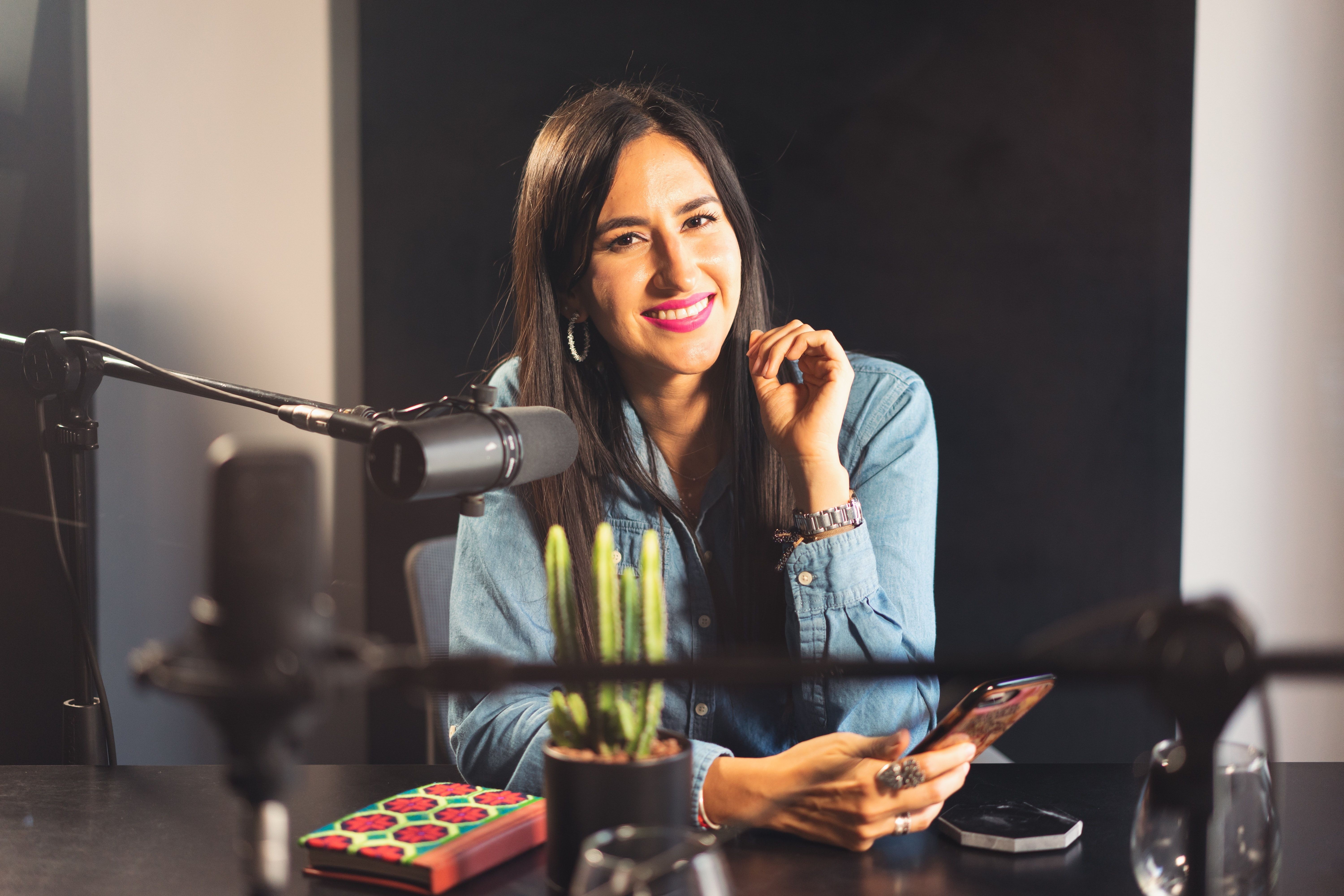 Nữ podcaster sử dụng Shure SM7B