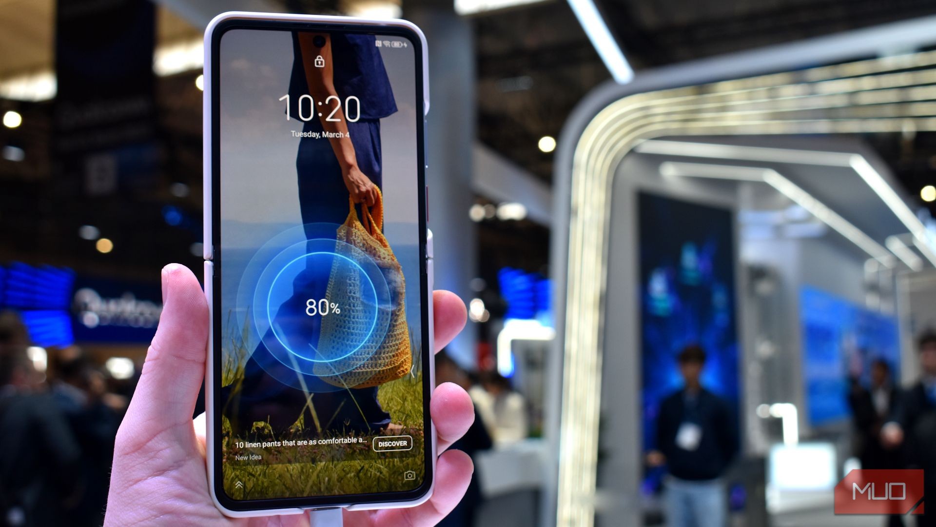Nubia Flip 2 màn hình mở tại MWC 2025.