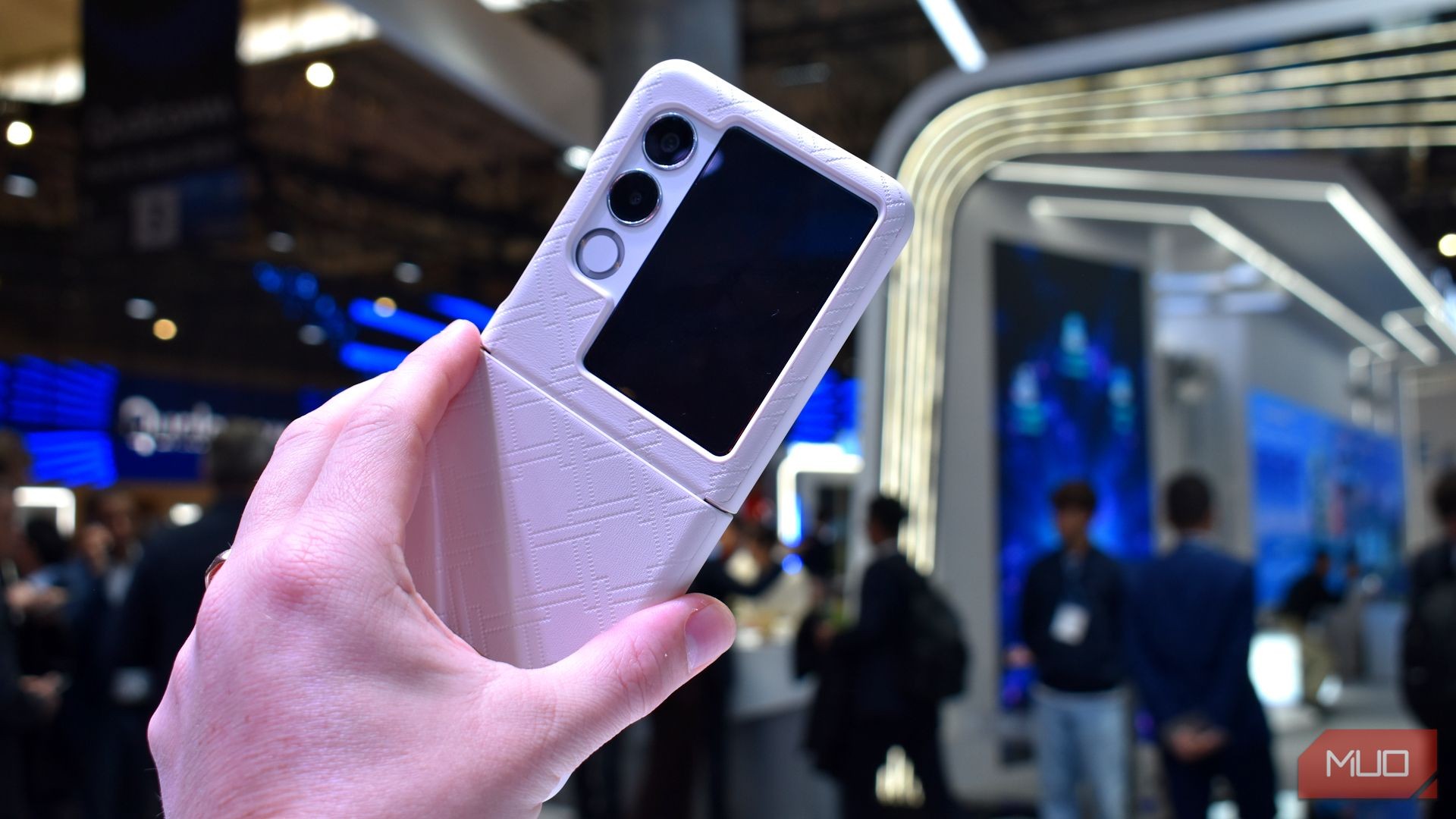 Nubia Flip 2 mặt sau mở tại MWC 2025.