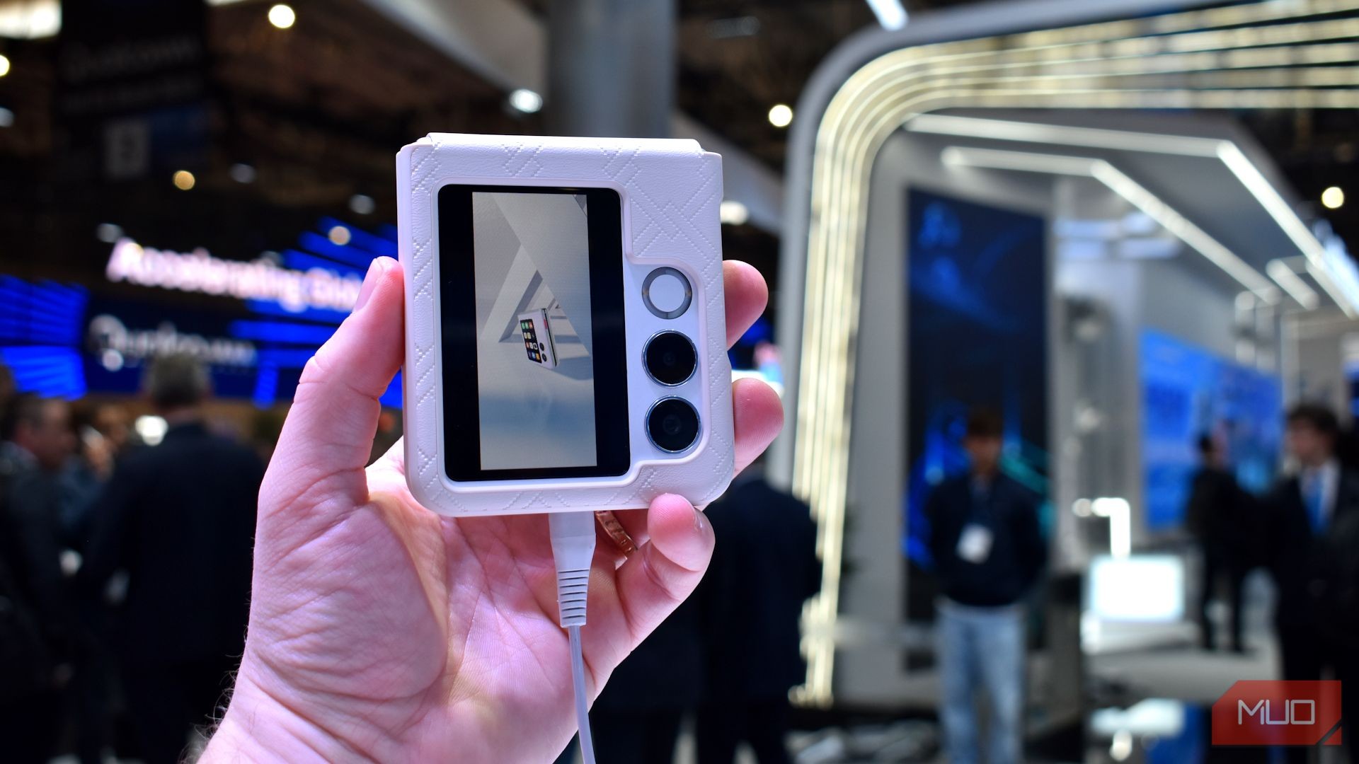 Nubia Flip 2 mặt trước đóng tại MWC 2025.