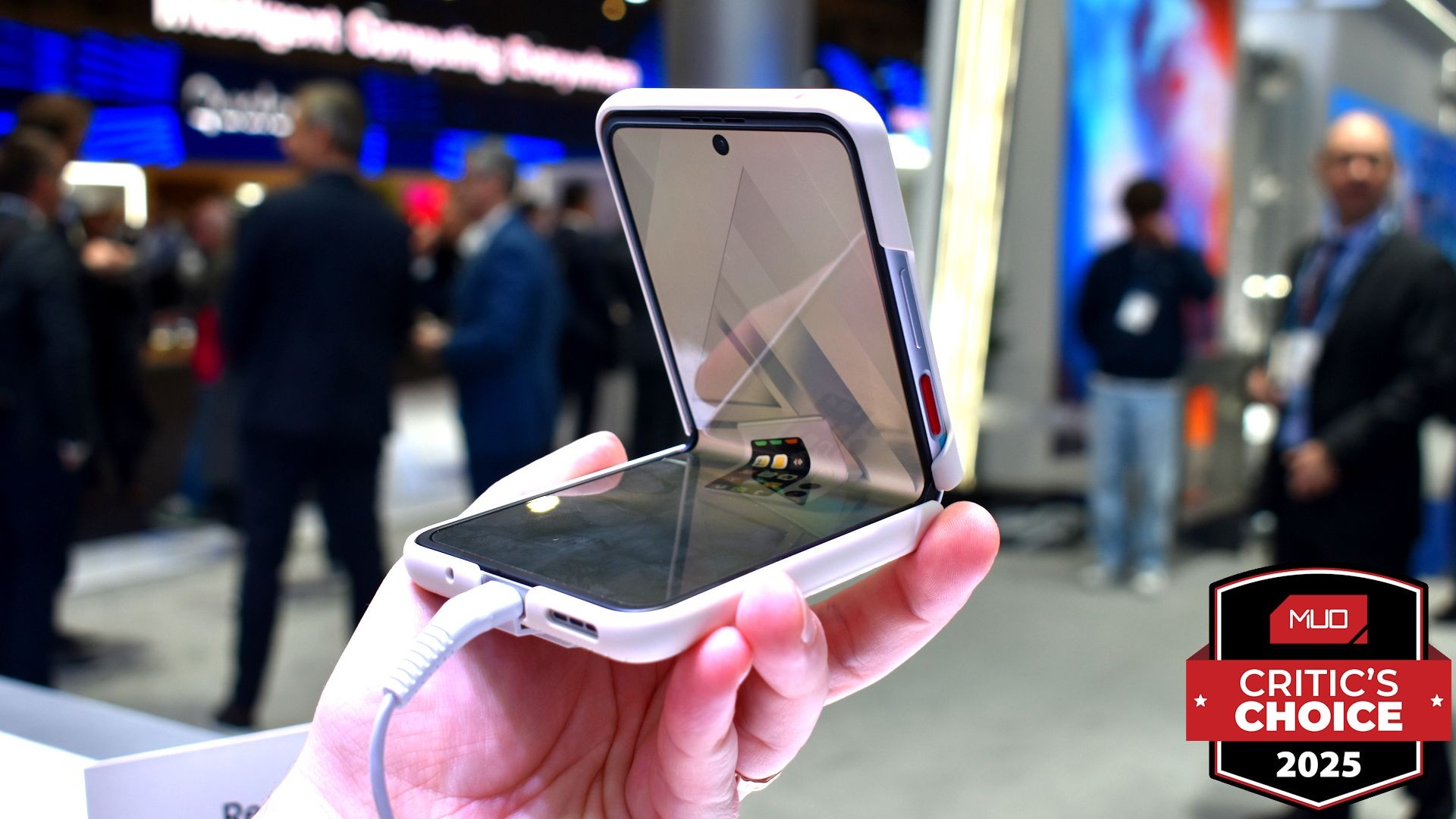 Nubia Flip 2 mở bán tại MWC 2025 với giải thưởng.