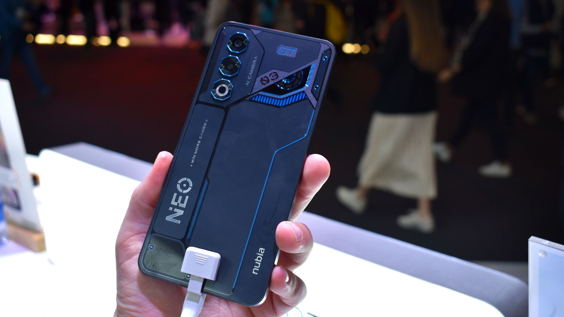 Nubia Neo 3 GT 5G mặt sau màu đen và xanh tại MWC 2025.