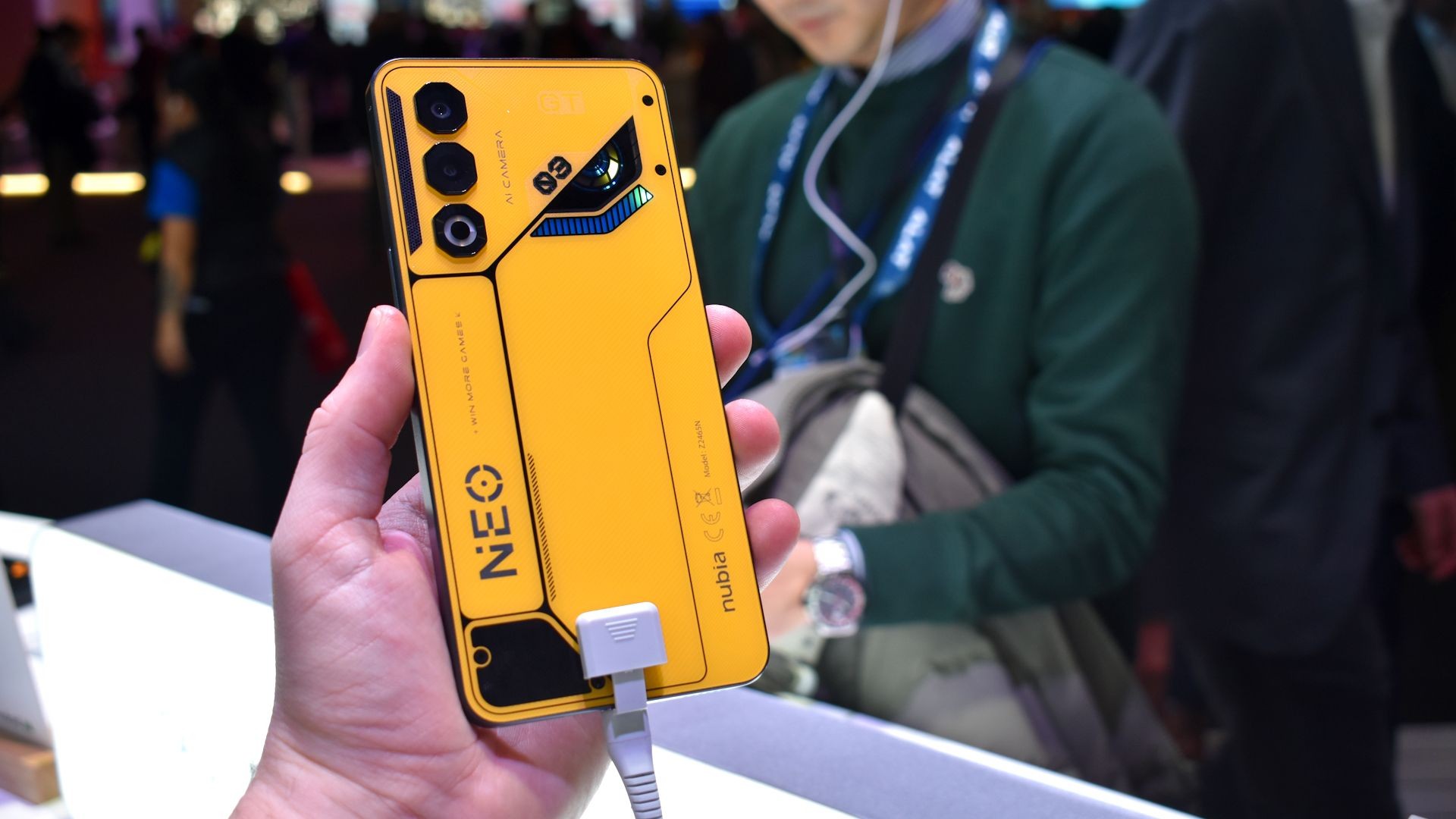 Nubia Neo 3 GT 5G mặt sau màu vàng tại MWC 2025.