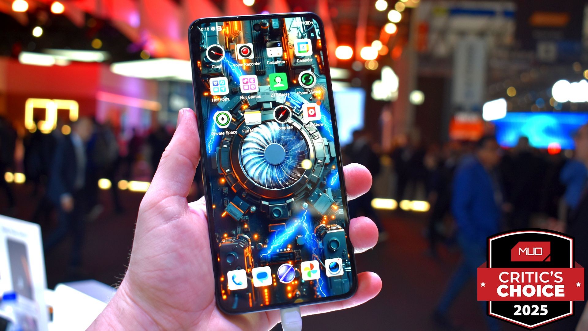 Nubia Neo 3 GT 5G mặt trước tại MWC 2025 với giải thưởng.
