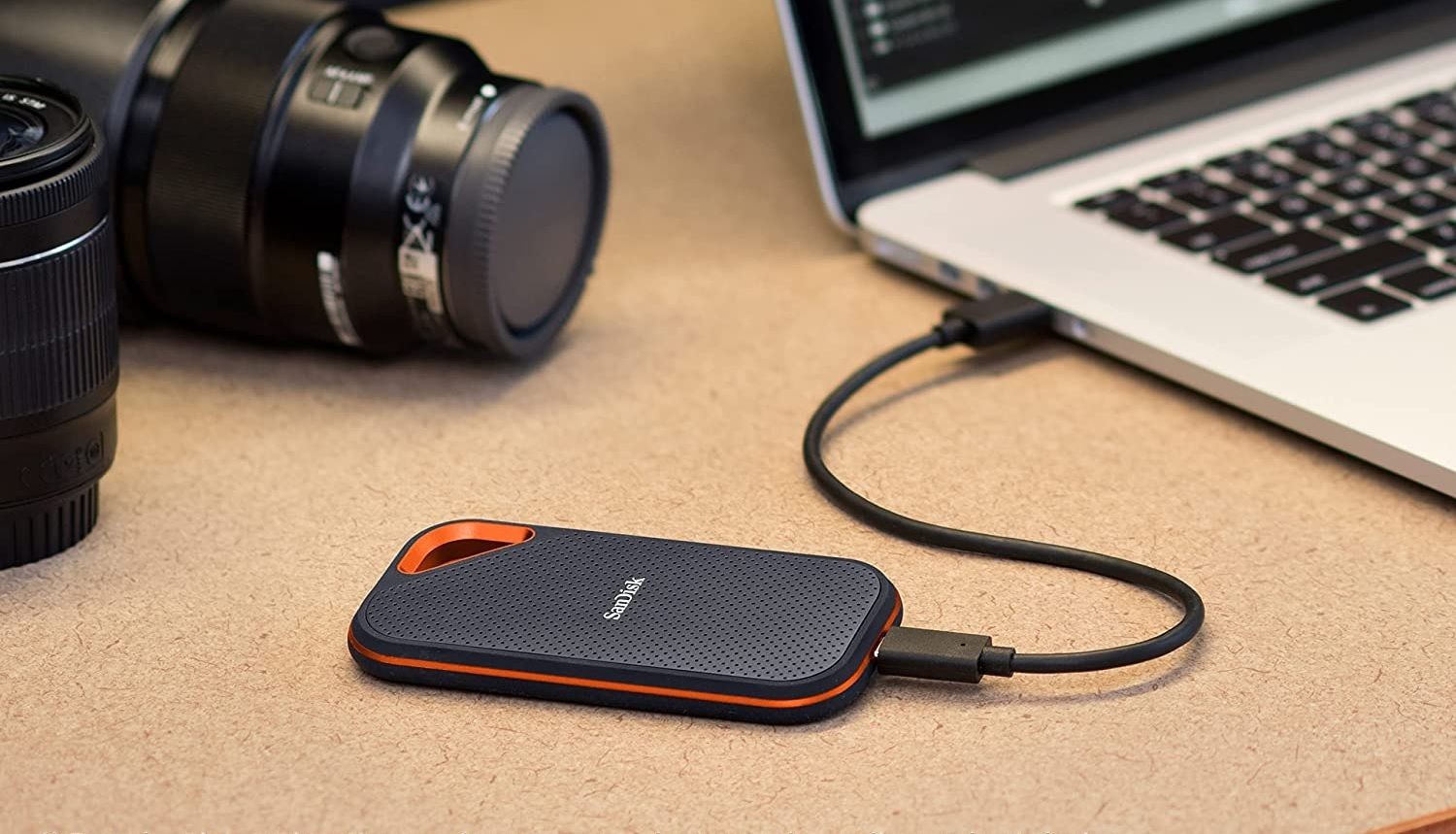 Ổ cứng di động SanDisk Extreme Pro được kết nối với laptop qua cáp USB