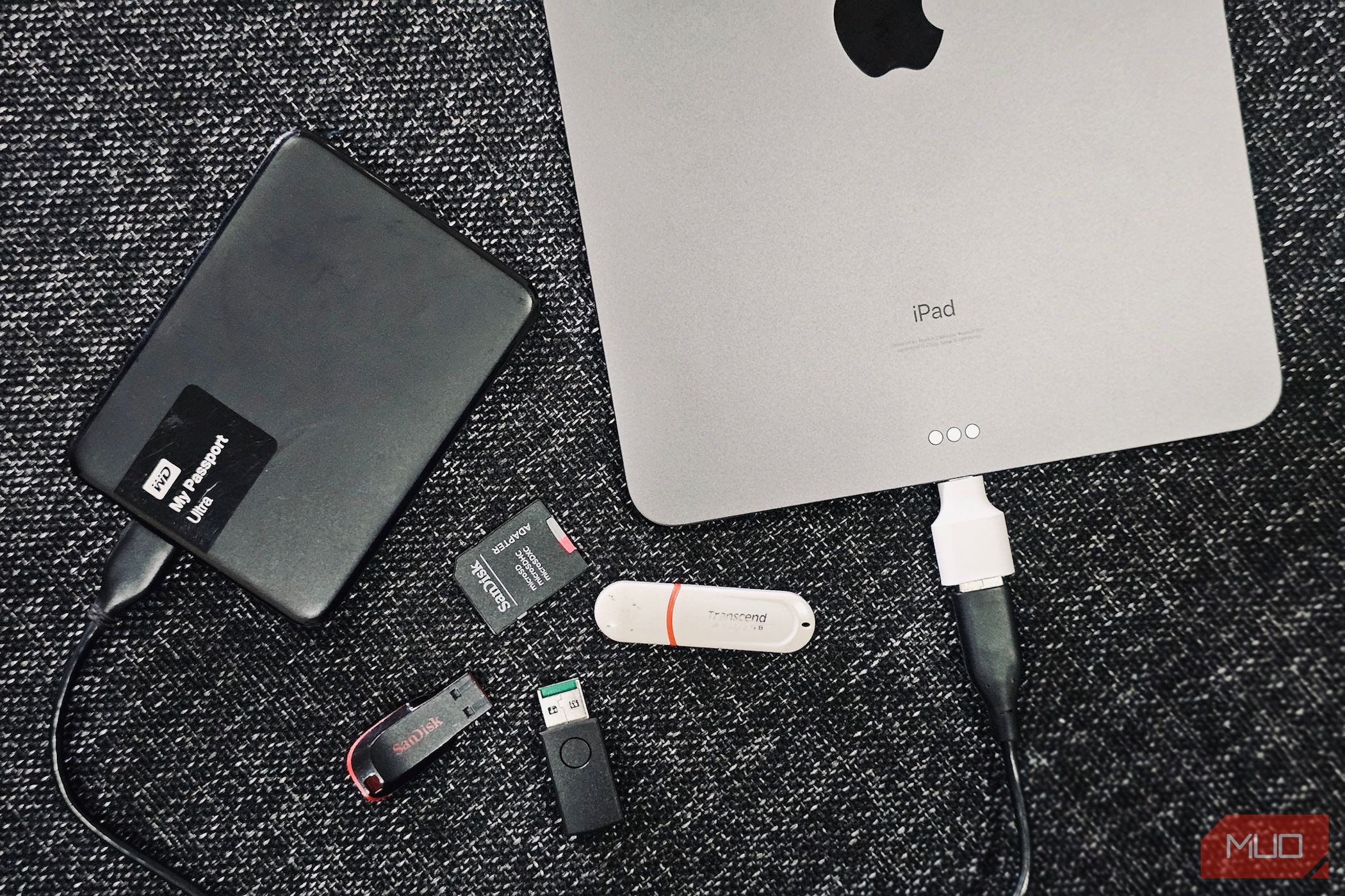 Ổ cứng ngoài cùng với iPad
