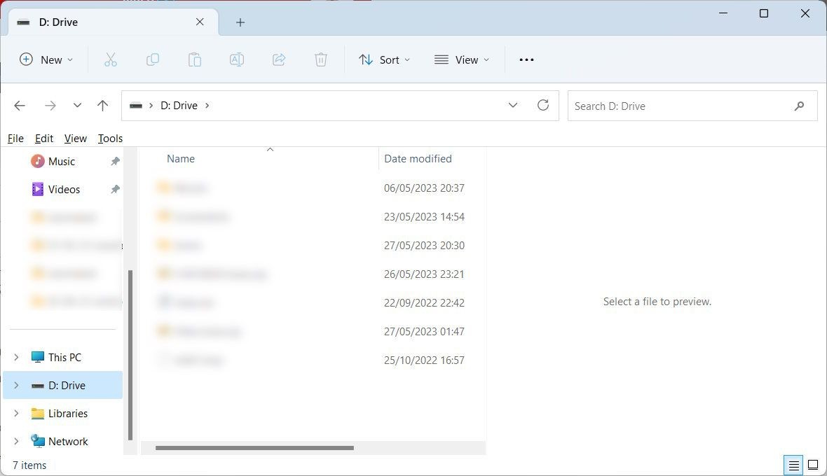 Ổ đĩa D: hiển thị trong phần dưới của ngăn điều hướng trên Windows