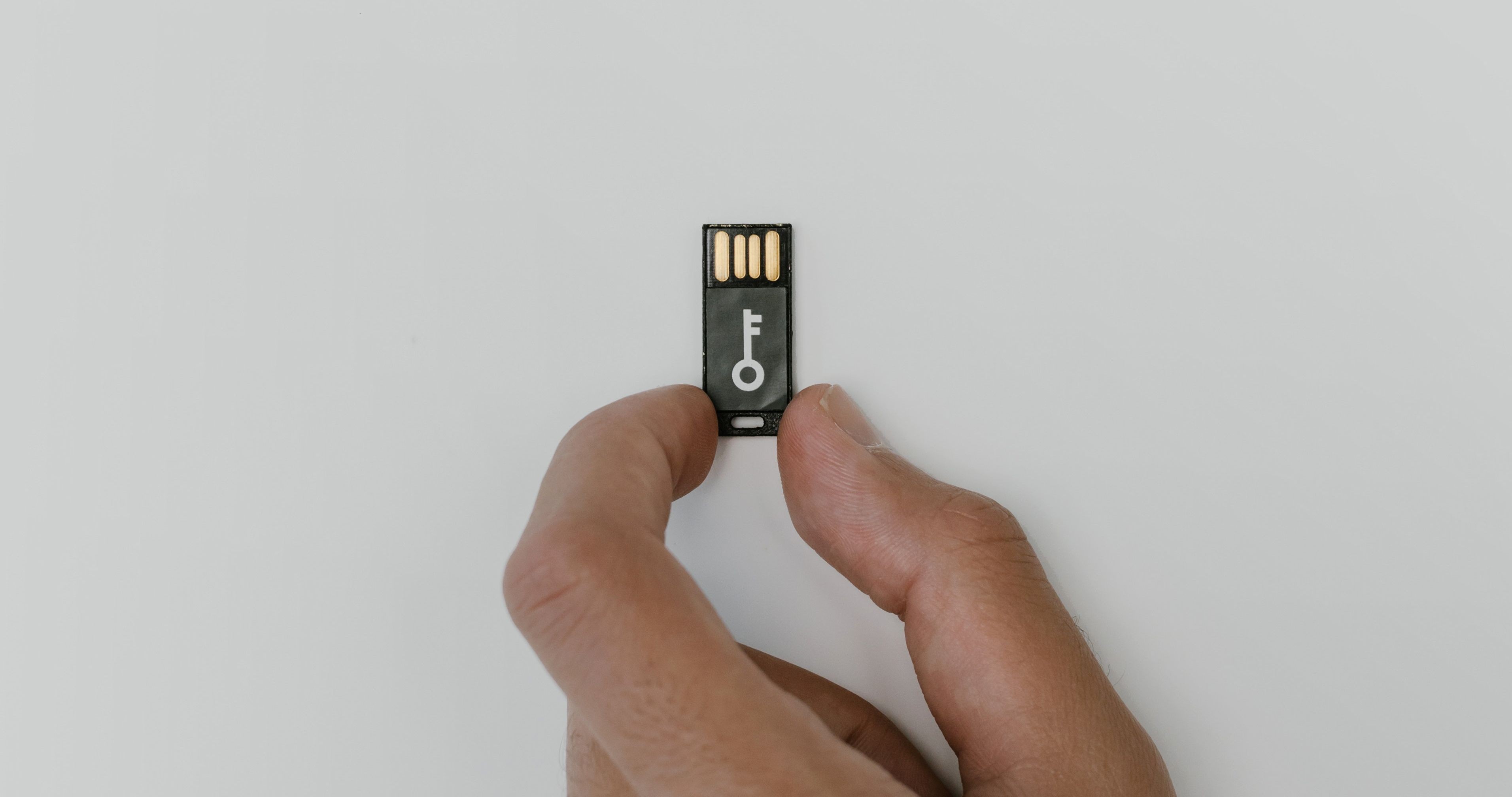 Ổ USB tối giản với biểu tượng khóa ở mặt trước
