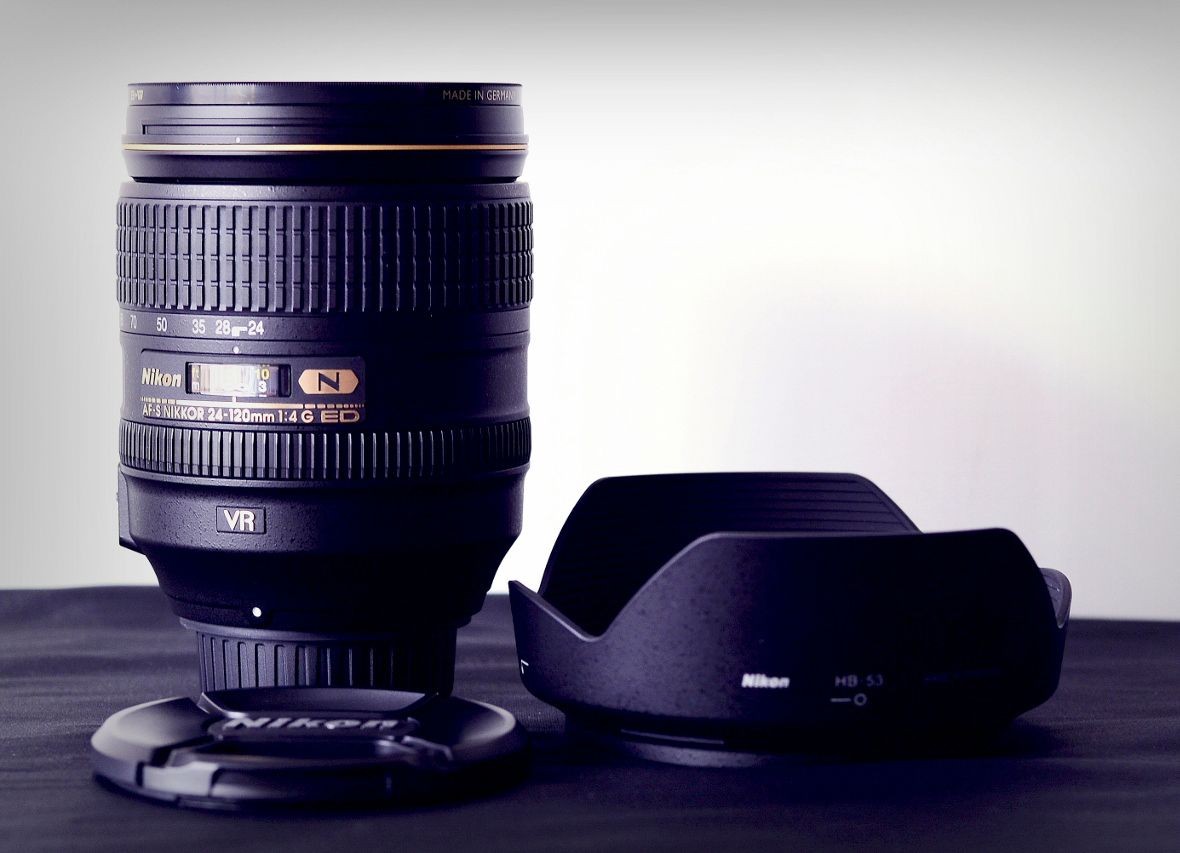 Ống kính Nikon 24-120mm với nắp và chụp