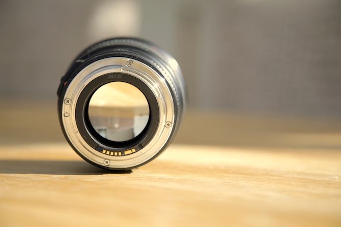 Ống kính trên bàn với cân bằng trắng chính xác
