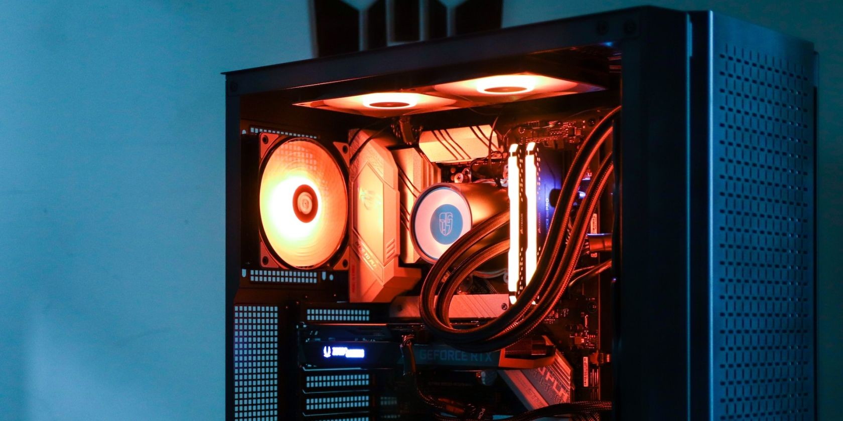 PC chơi game làm mát bằng chất lỏng với đèn RGB