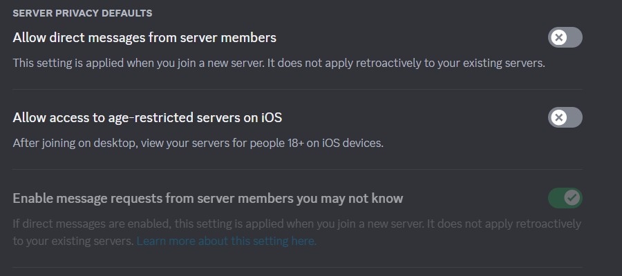 Phần Server Privacy Defaults trong ứng dụng Discord cho máy tính để bàn.