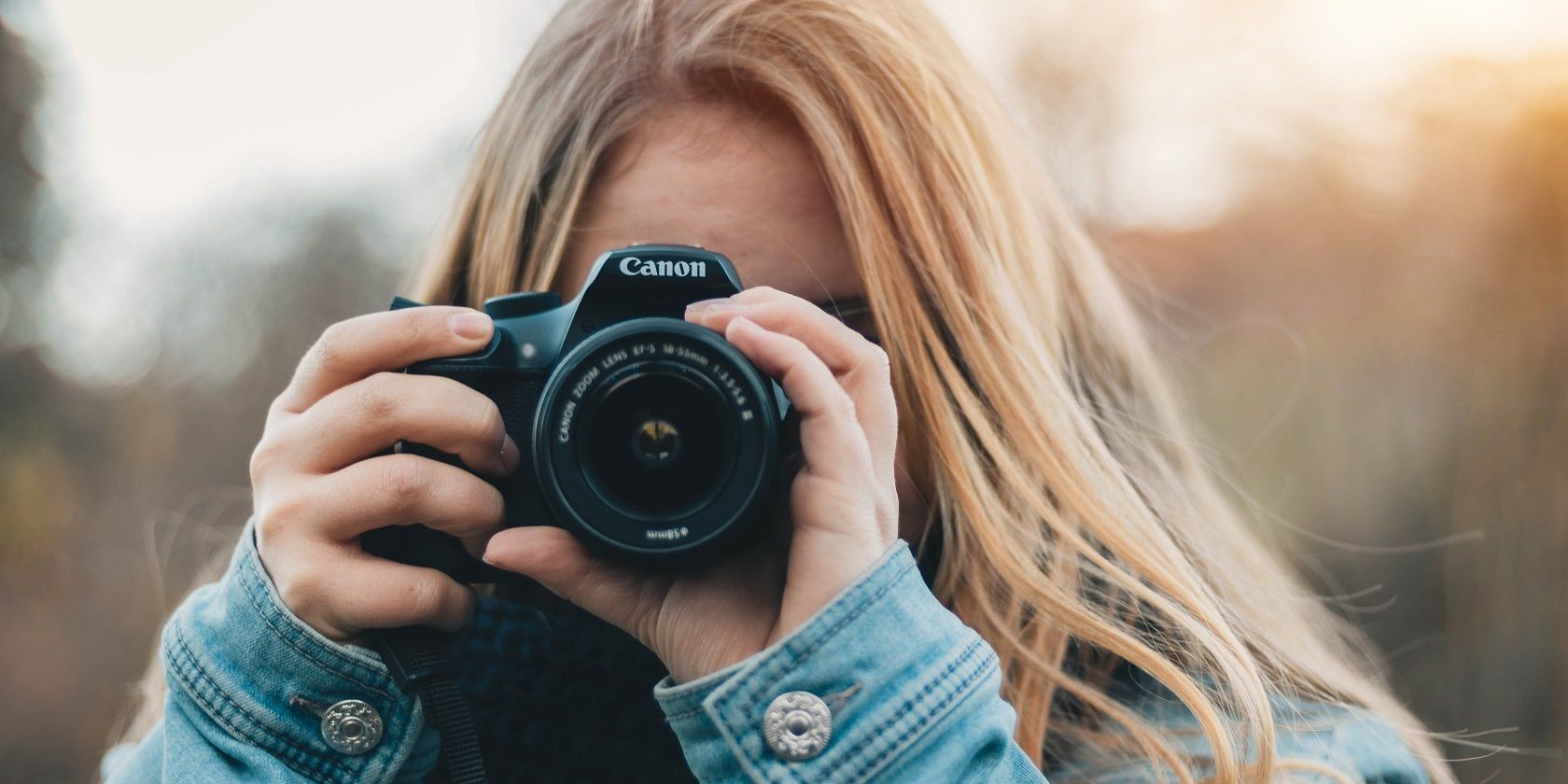 Phụ nữ chụp ảnh bằng máy ảnh Canon